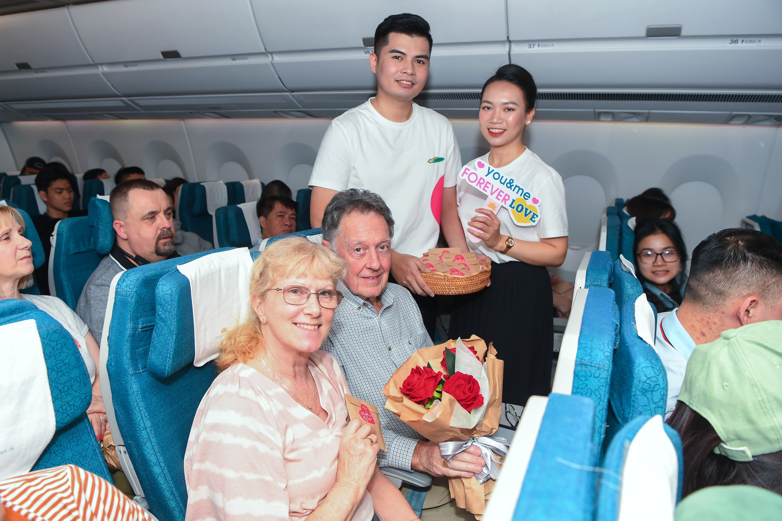 mang đến những trải nghiệm dịch vụ thú vị và ngọt ngào cho hàng trăm hành khách trên chặng bay Hà Nội đi Tp. Hồ Chí Minh và ngược lại trong ngày Lễ tình nhân