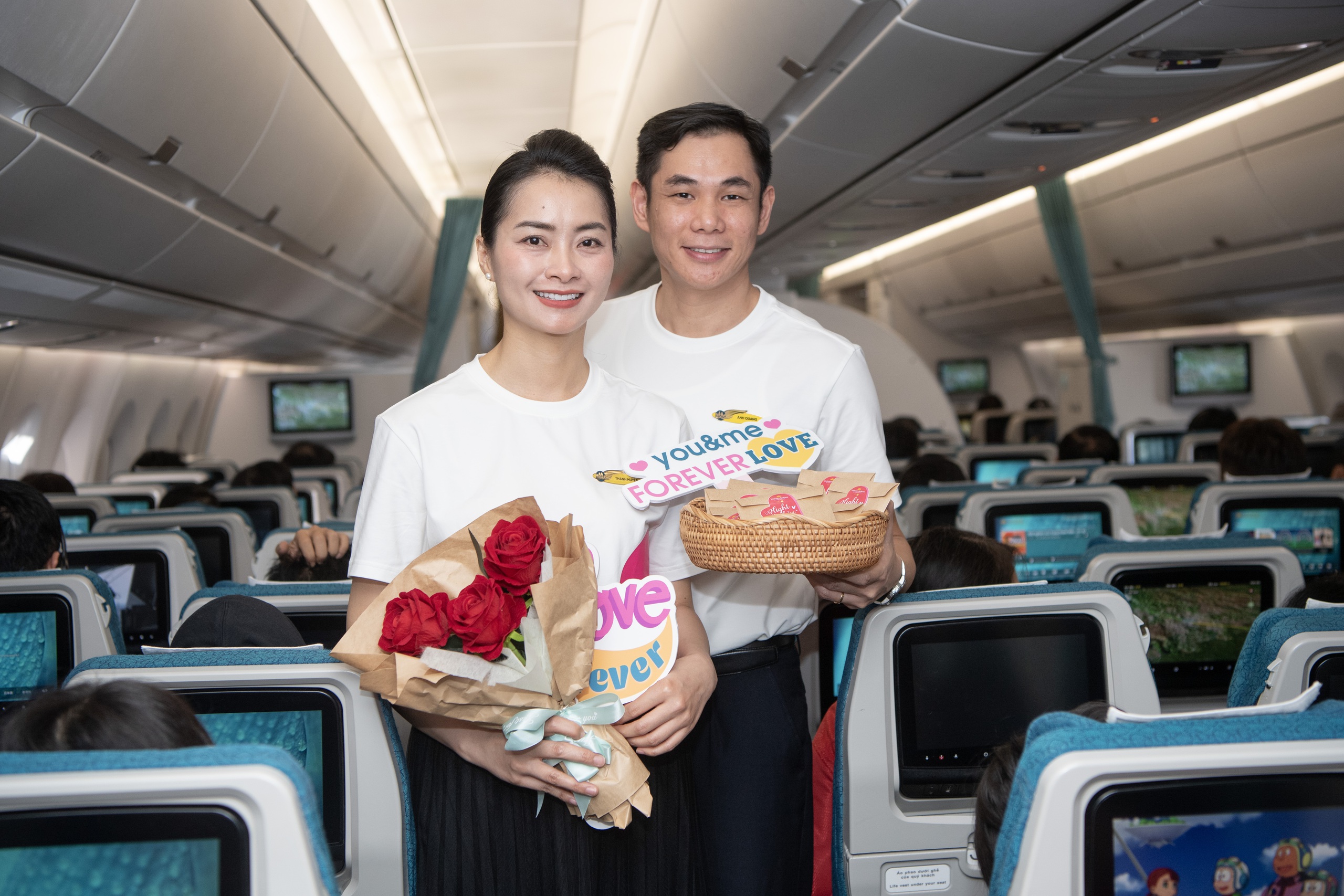 Phục vụ mỗi chuyến bay yêu thương đều có các tiếp viên hàng không là những cặp vợ chồng đã cùng nhau gắn bó với bầu trời từ khi còn rất trẻ