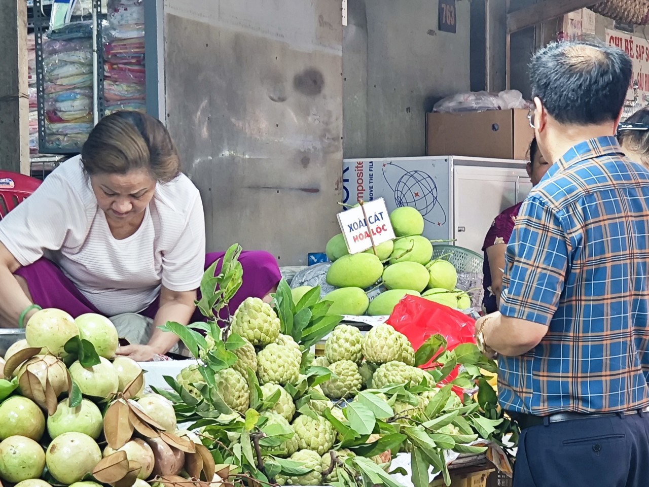 Mùng 5 Tết: Chợ, siêu thị mở bán lại nhiều, khách vắng- Ảnh 4.