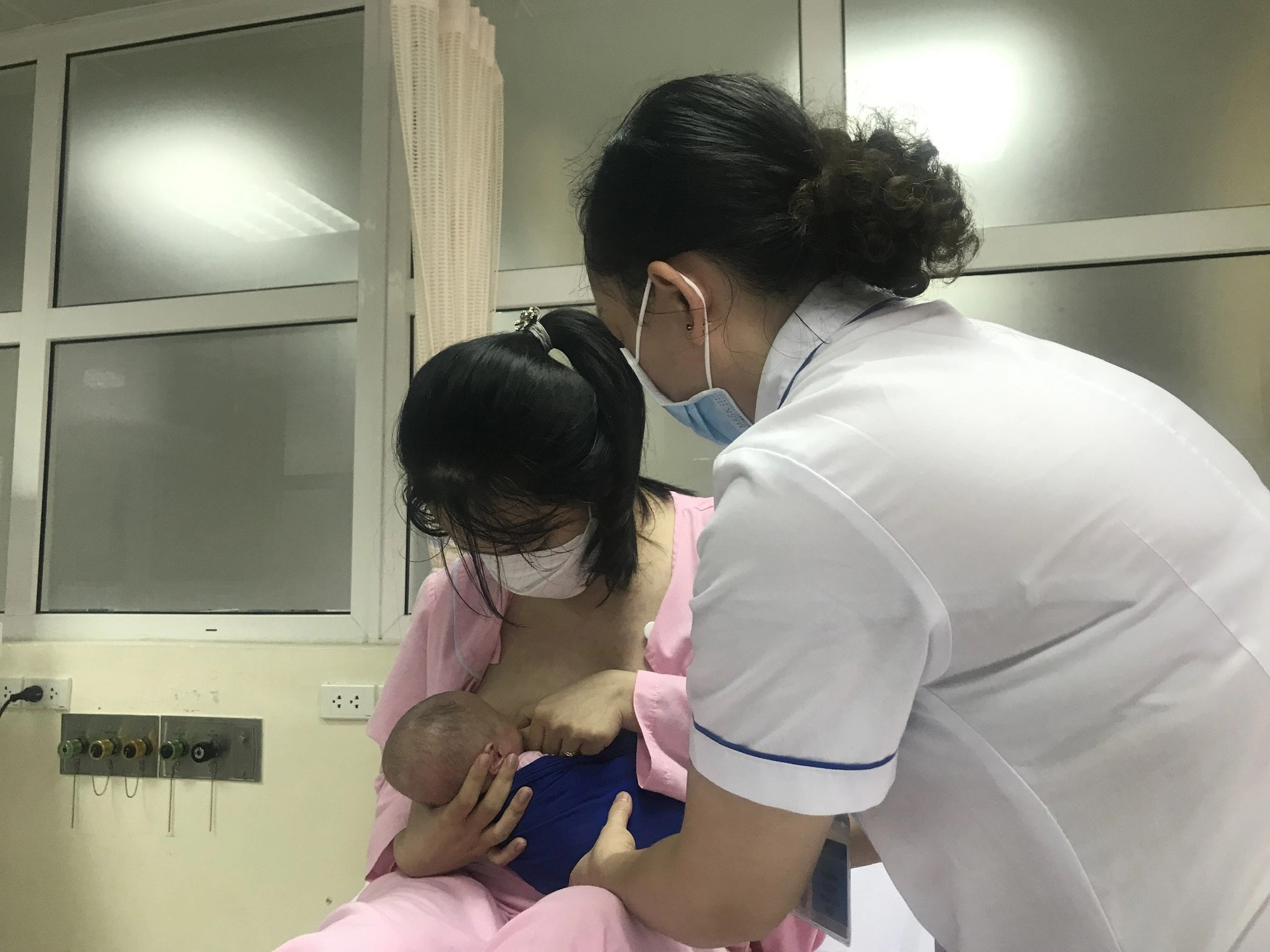 Nữ điều dưỡng 27 năm chăm s&oacute;c những em b&eacute; t&iacute; hon- Ảnh 1.