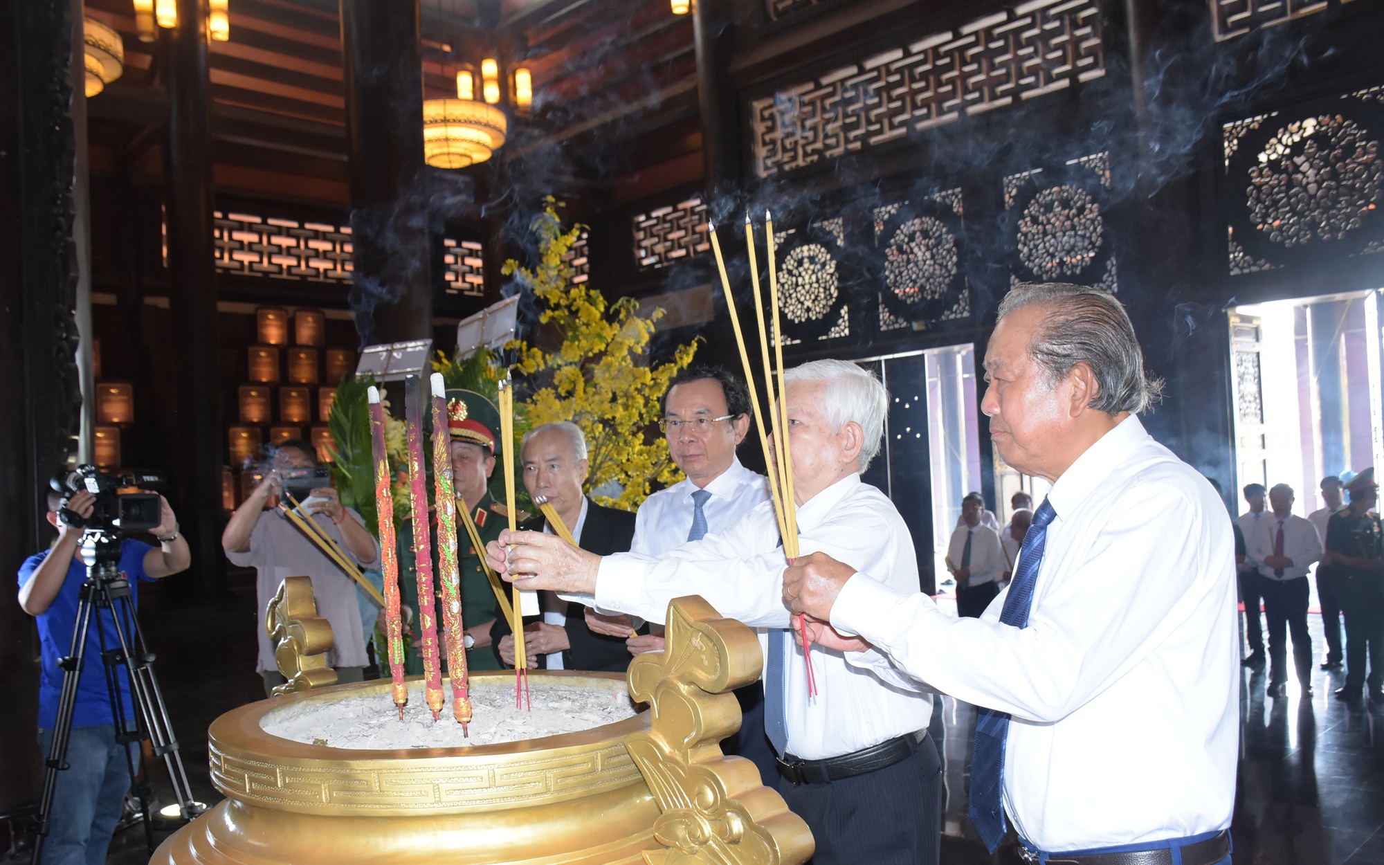 Dâng hương, dâng hoa tại Đền tưởng niệm Khu Lịch sử truyền thống cách mạng Sài Gòn - Chợ Lớn - Gia Định