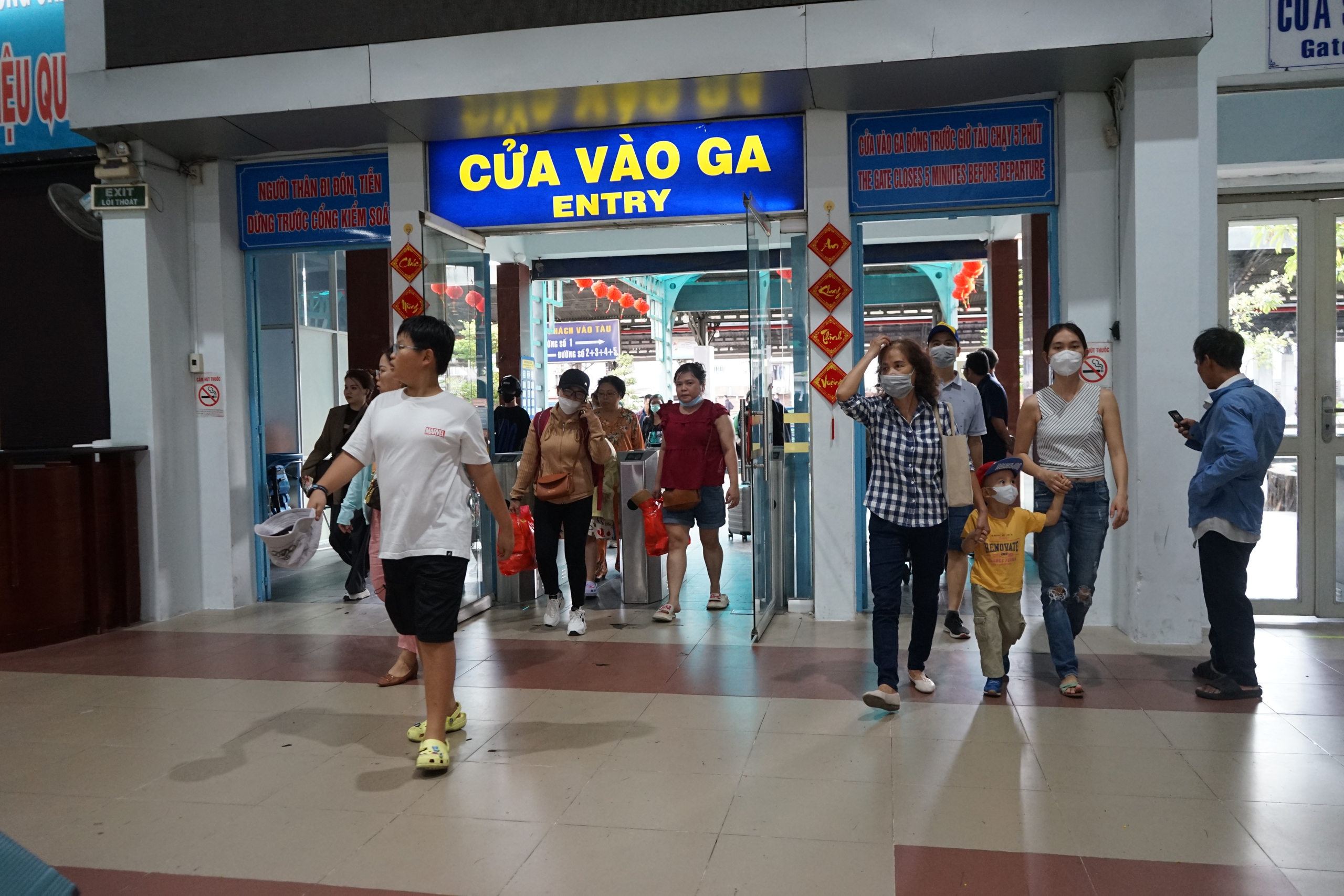 CLIP: Người d&acirc;n trở lại TP HCM trong ng&agrave;y cuối của kỳ nghỉ Tết- Ảnh 5.