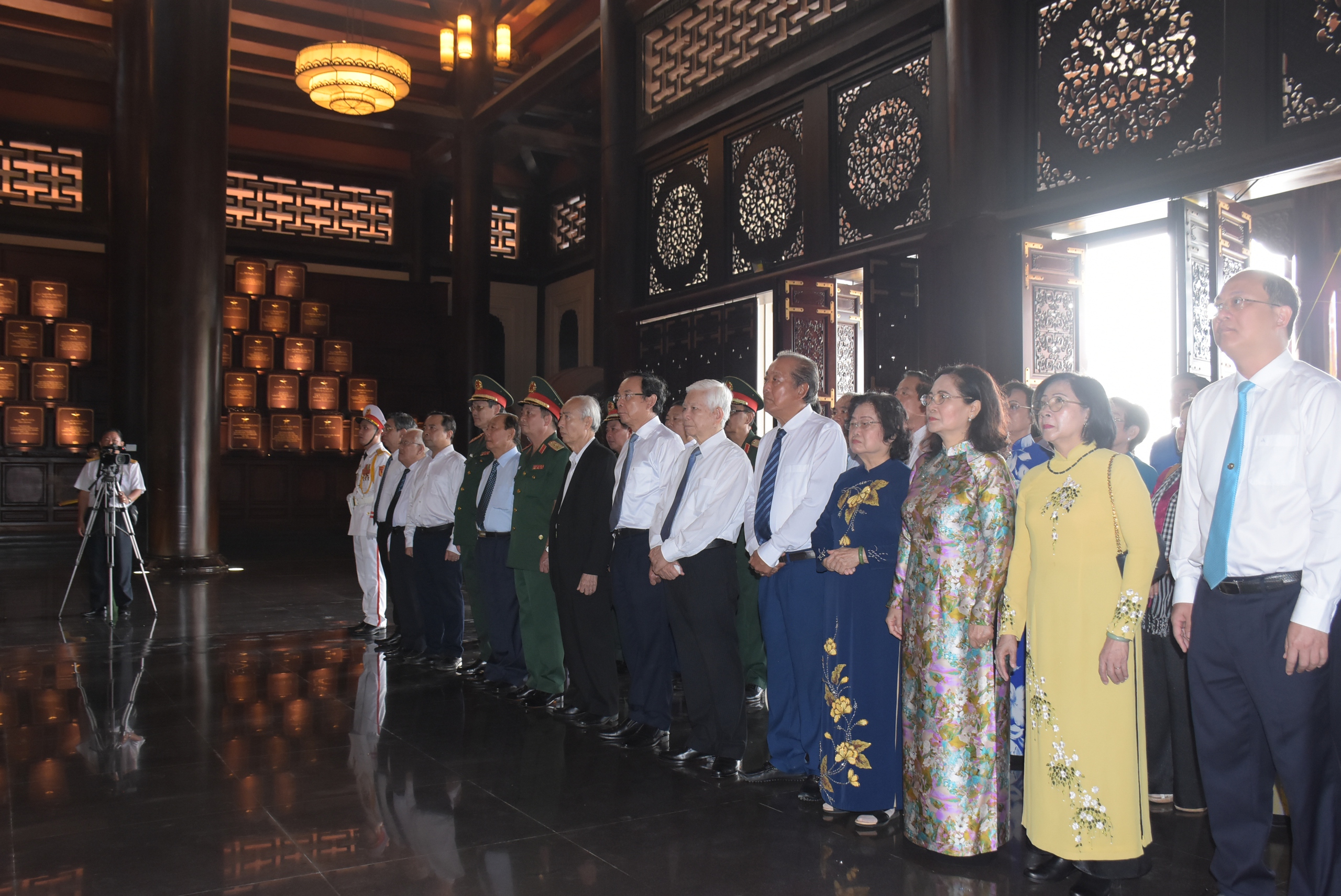 Dâng hương, dâng hoa tại Đền tưởng niệm Khu Lịch sử truyền thống cách mạng Sài Gòn - Chợ Lớn - Gia Định- Ảnh 1.