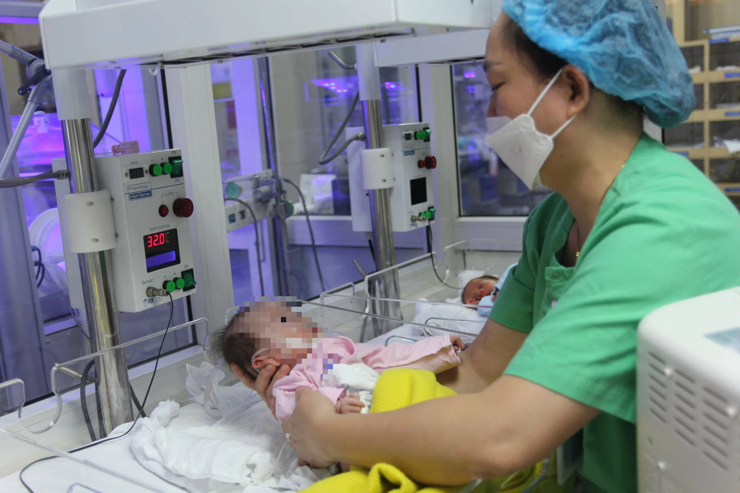 Nữ điều dưỡng 27 năm chăm s&oacute;c những em b&eacute; t&iacute; hon- Ảnh 2.