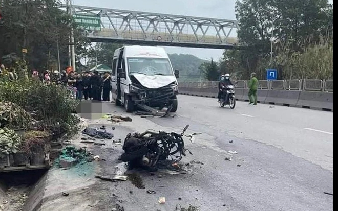 Chạy ngược chiều t&ocirc;ng v&agrave;o xe kh&aacute;ch, 2 thanh ni&ecirc;n đi xe m&aacute;y tử vong