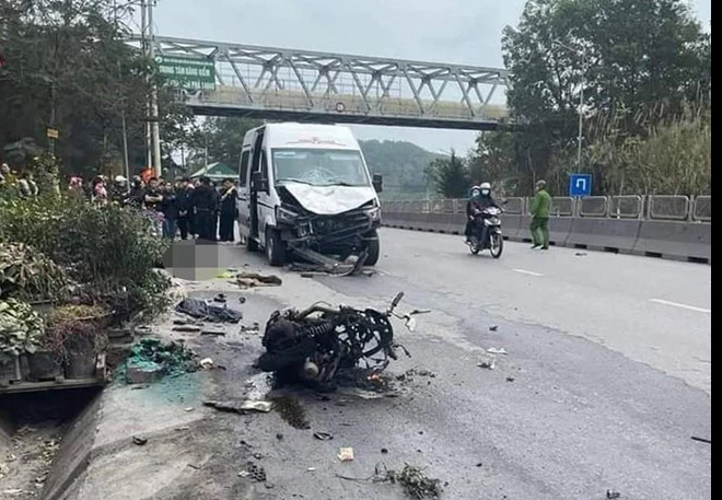 Chạy ngược chiều t&ocirc;ng v&agrave;o xe kh&aacute;ch, 2 thanh ni&ecirc;n đi xe m&aacute;y tử vong- Ảnh 1.