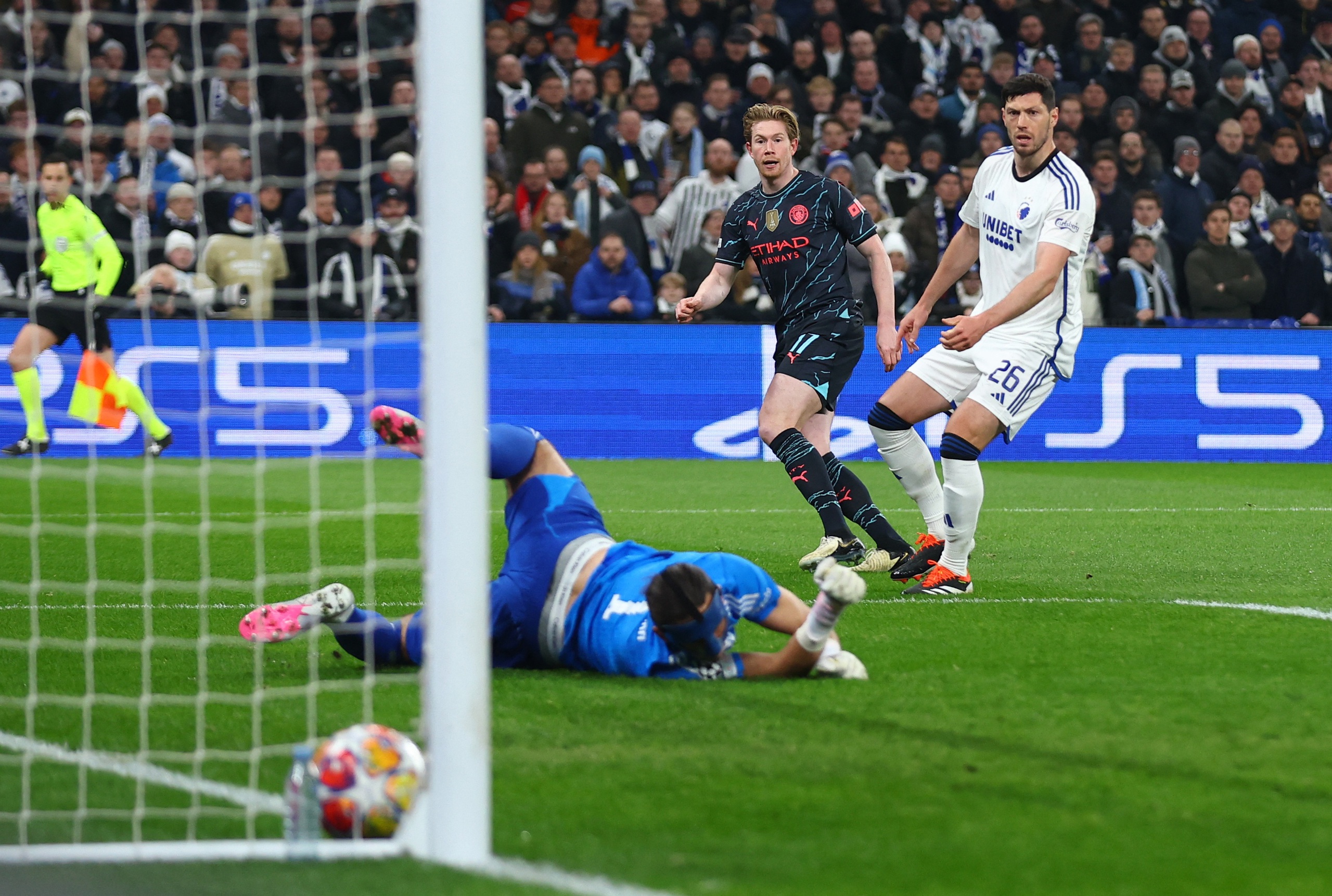 Hạ gục Copenhagen, Man City mở toang cửa tứ kết Champions League- Ảnh 2.