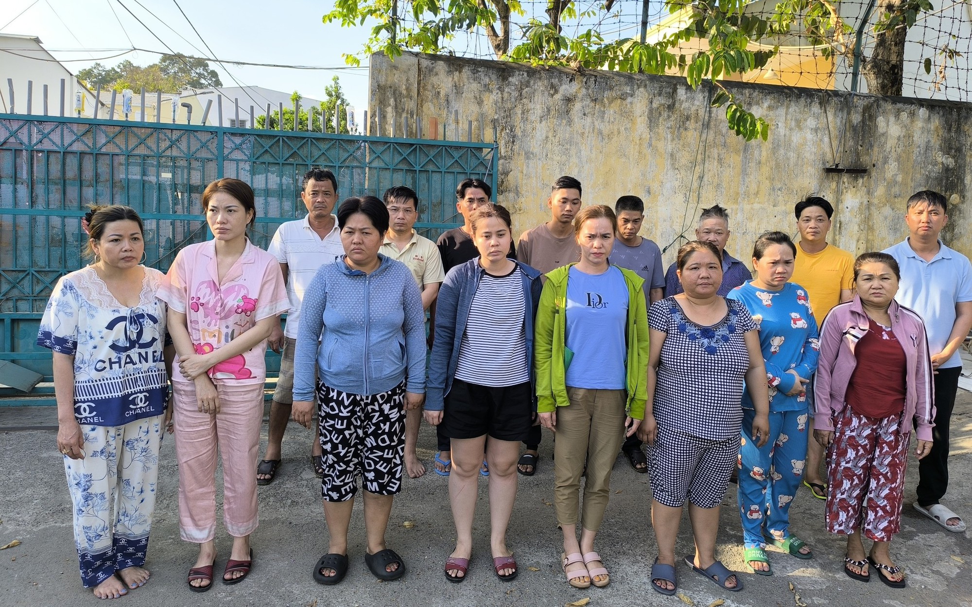 Mùng 1 Tết, thấy công an, 16 người tháo chạy