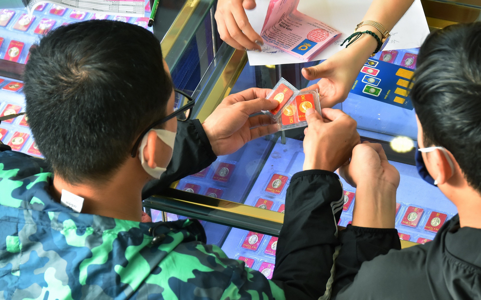 Giá vàng hôm nay, 15-2: Vàng thế giới tiếp tục giảm