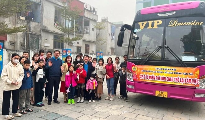 C&aacute;n bộ C&ocirc;ng đo&agrave;n c&aacute;c khu c&ocirc;ng nghiệp - chế xuất H&agrave; Nội về tận Thanh H&oacute;a để đ&oacute;n c&ocirc;ng nh&acirc;n quay trở lại H&agrave; Nội l&agrave;m việc sau kỳ nghỉ Tết