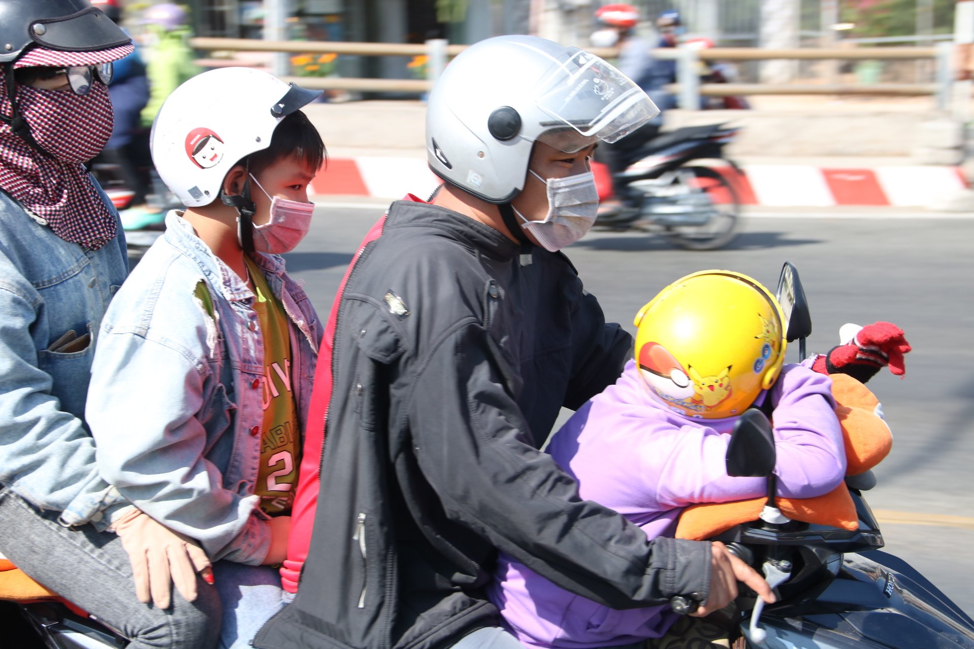 Người lớn, trẻ nhỏ trở lại "thủ phủ công nghiệp" Bình Dương sau Tết- Ảnh 2.