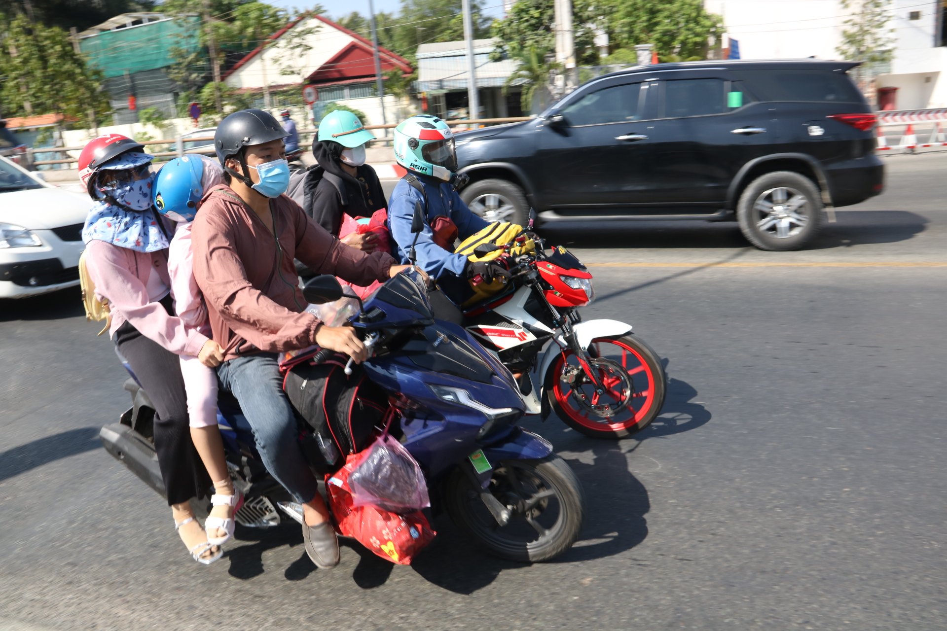 Người lớn, trẻ nhỏ trở lại "thủ phủ công nghiệp" Bình Dương sau Tết- Ảnh 6.