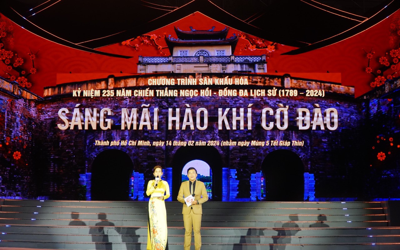 Hoành tráng và uy nghiêm chương trình sân khấu hóa “Sáng mãi hào khí cờ đào”