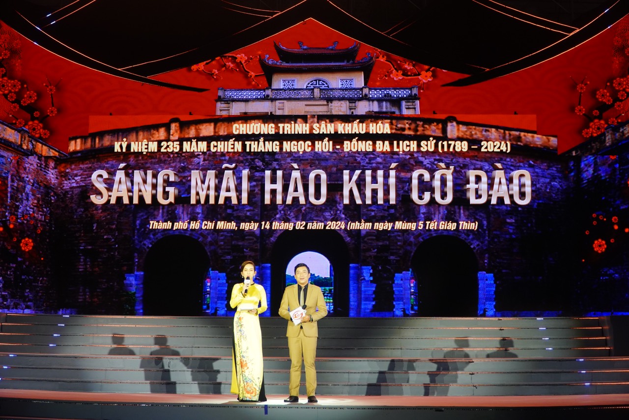 Ho&agrave;nh tr&aacute;ng v&agrave; uy nghi&ecirc;m chương tr&igrave;nh s&acirc;n khấu h&oacute;a &ldquo;S&aacute;ng m&atilde;i h&agrave;o kh&iacute; cờ đ&agrave;o&rdquo;- Ảnh 1.