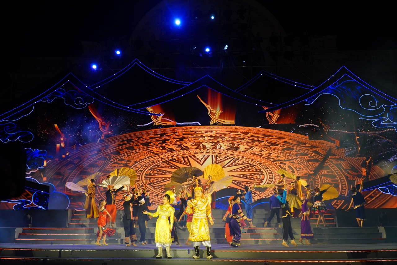 Ho&agrave;nh tr&aacute;ng v&agrave; uy nghi&ecirc;m chương tr&igrave;nh s&acirc;n khấu h&oacute;a &ldquo;S&aacute;ng m&atilde;i h&agrave;o kh&iacute; cờ đ&agrave;o&rdquo;- Ảnh 7.