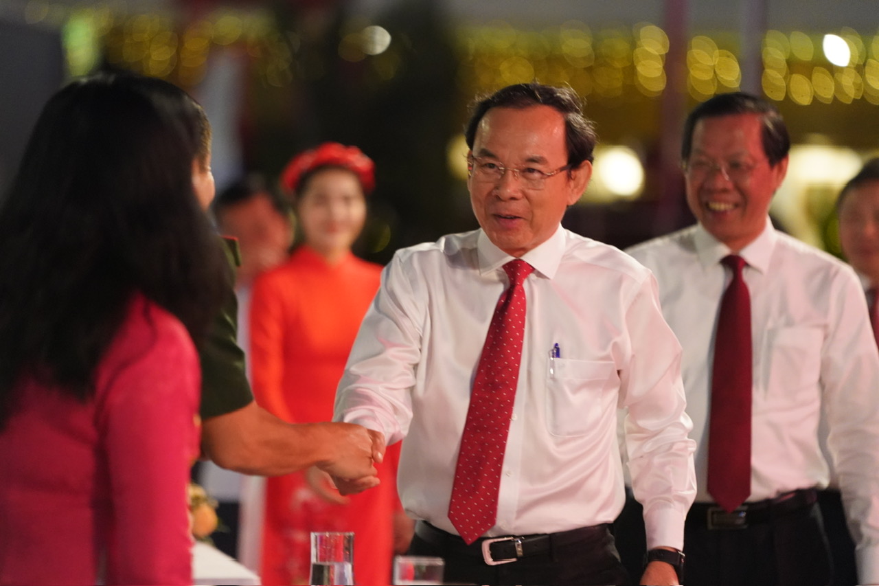 Ho&agrave;nh tr&aacute;ng v&agrave; uy nghi&ecirc;m chương tr&igrave;nh s&acirc;n khấu h&oacute;a &ldquo;S&aacute;ng m&atilde;i h&agrave;o kh&iacute; cờ đ&agrave;o&rdquo;- Ảnh 2.