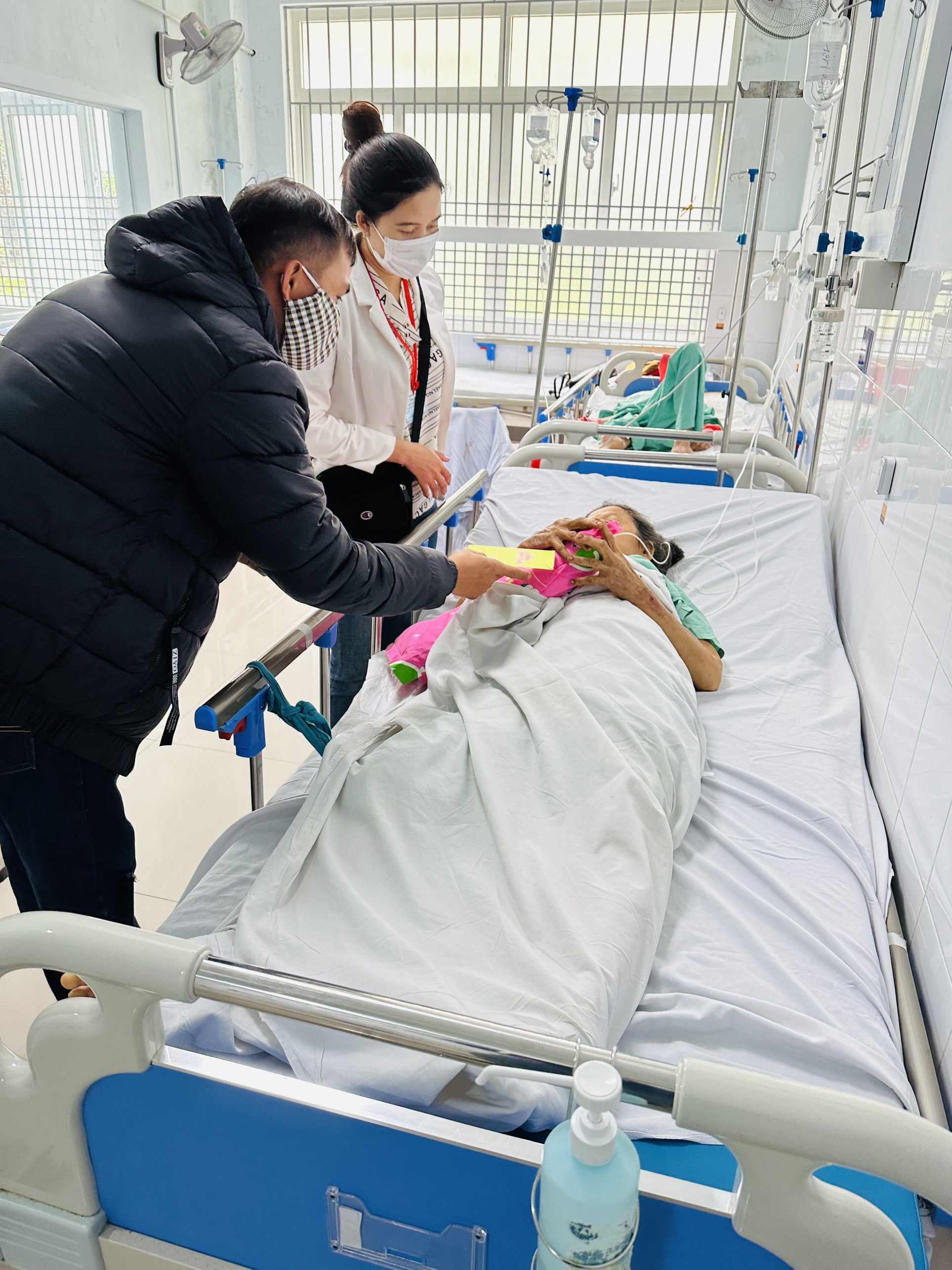“Xuân sum vầy - Tết sẻ chia”: Mùng 2 Tết gieo duyên, sẻ chia yêu thương- Ảnh 3.