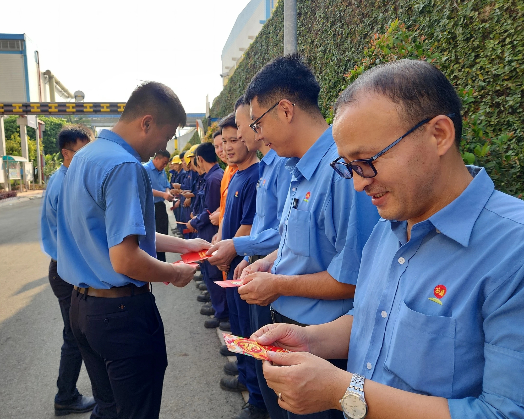 C&ocirc;ng nh&acirc;n được l&igrave; x&igrave; ng&agrave;y đầu đi l&agrave;m, doanh nghiệp th&ocirc;ng b&aacute;o tuyển dụng số lượng lớn- Ảnh 1.