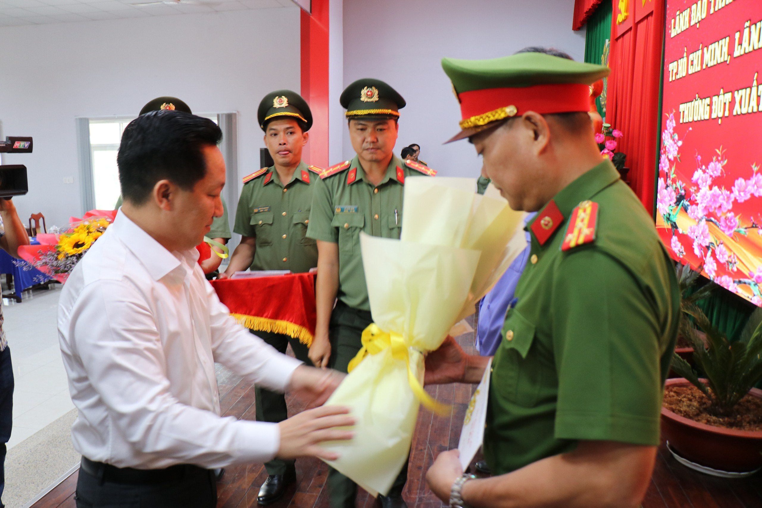 Vụ c&ocirc; g&aacute;i bị s&aacute;t hại ở Thủ Đức: Khen thưởng c&aacute;c đơn vị, c&aacute; nh&acirc;n tham gia ph&aacute; &aacute;n- Ảnh 2.