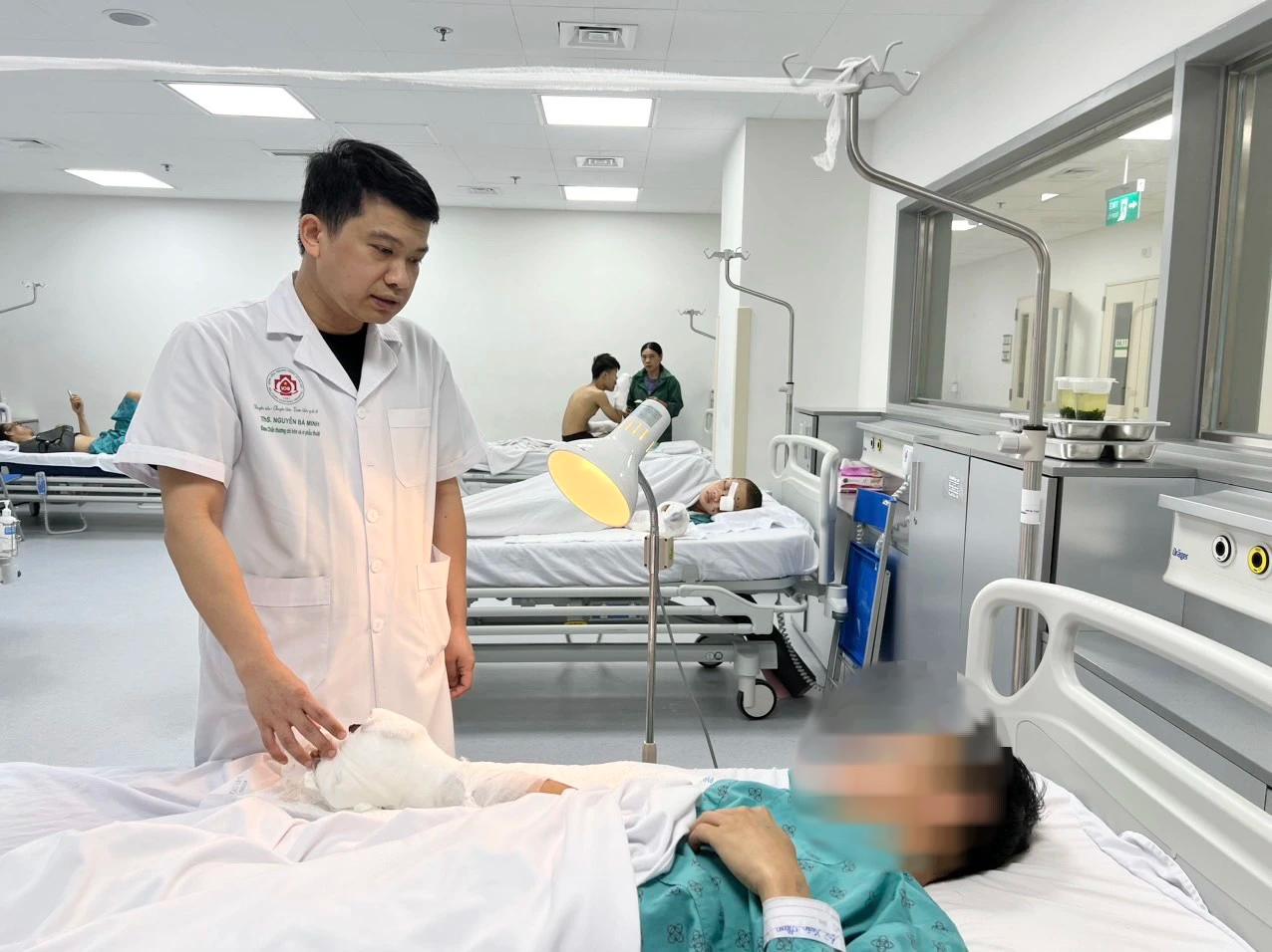 Một bệnh viện tiếp nhận 15 ca tai nạn do ph&aacute;o nổ trong ng&agrave;y
- Ảnh 1.