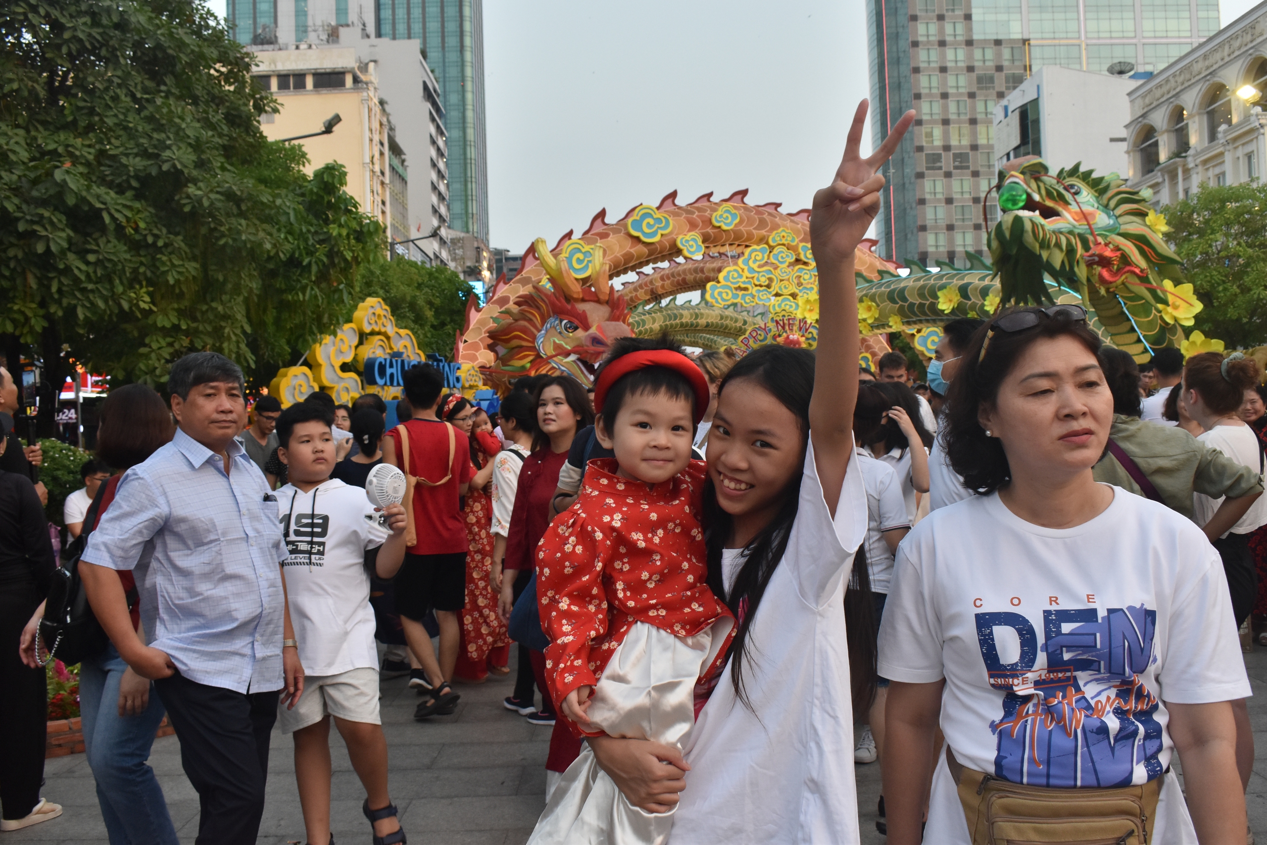 “Xuân sum vầy – Tết sẻ chia”: Thèm hương vị Tết quê và không khí Tết của TP HCM- Ảnh 1.