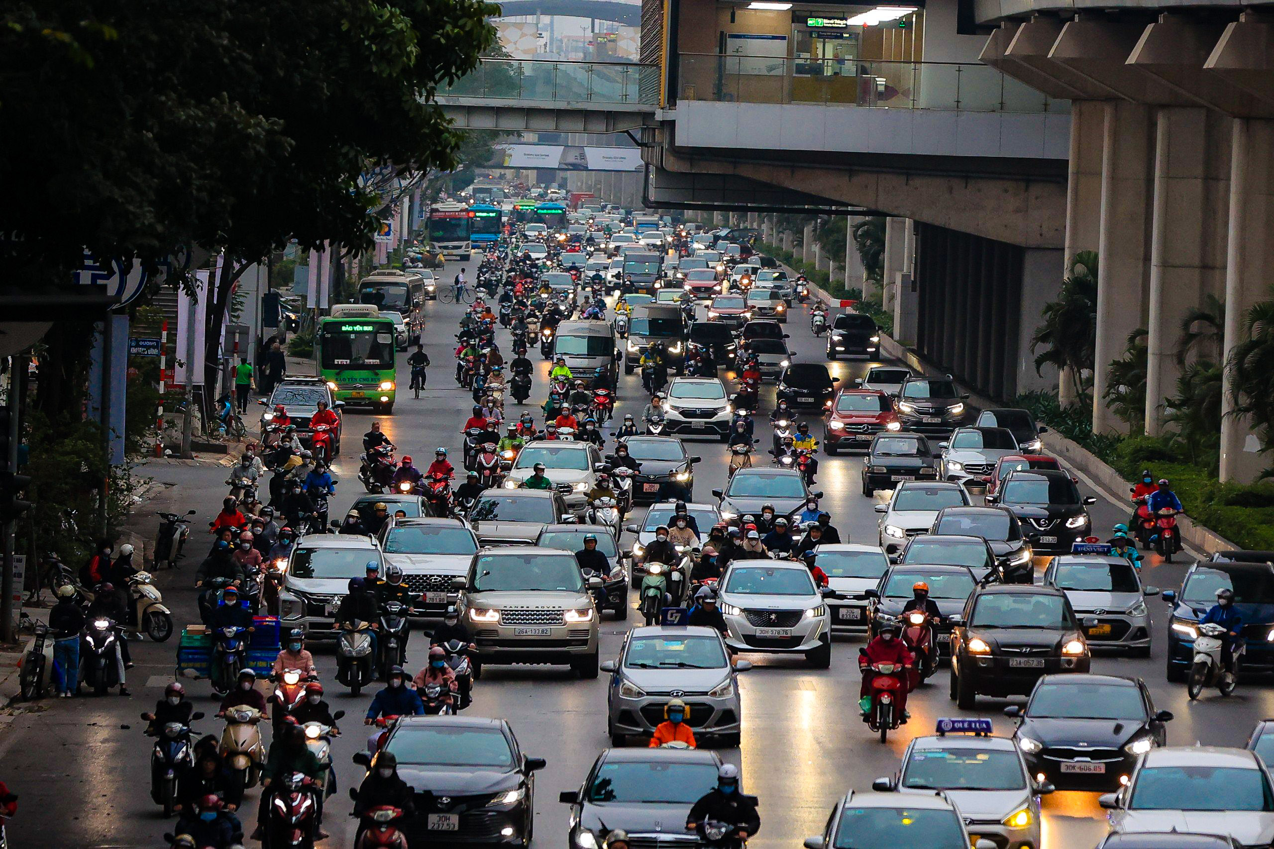 Giao th&ocirc;ng H&agrave; Nội &ugrave;n tắc ng&agrave;y đầu đi l&agrave;m sau kỳ nghỉ Tết- Ảnh 3.