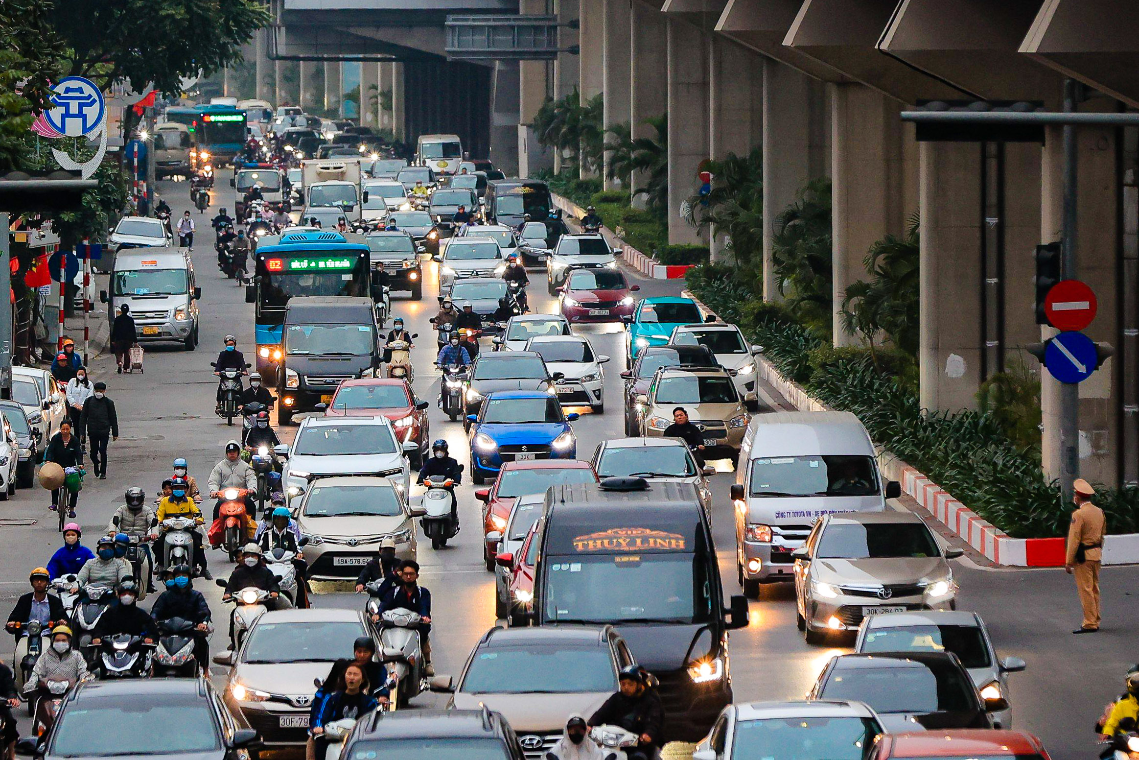 Giao th&ocirc;ng H&agrave; Nội &ugrave;n tắc ng&agrave;y đầu đi l&agrave;m sau kỳ nghỉ Tết- Ảnh 2.