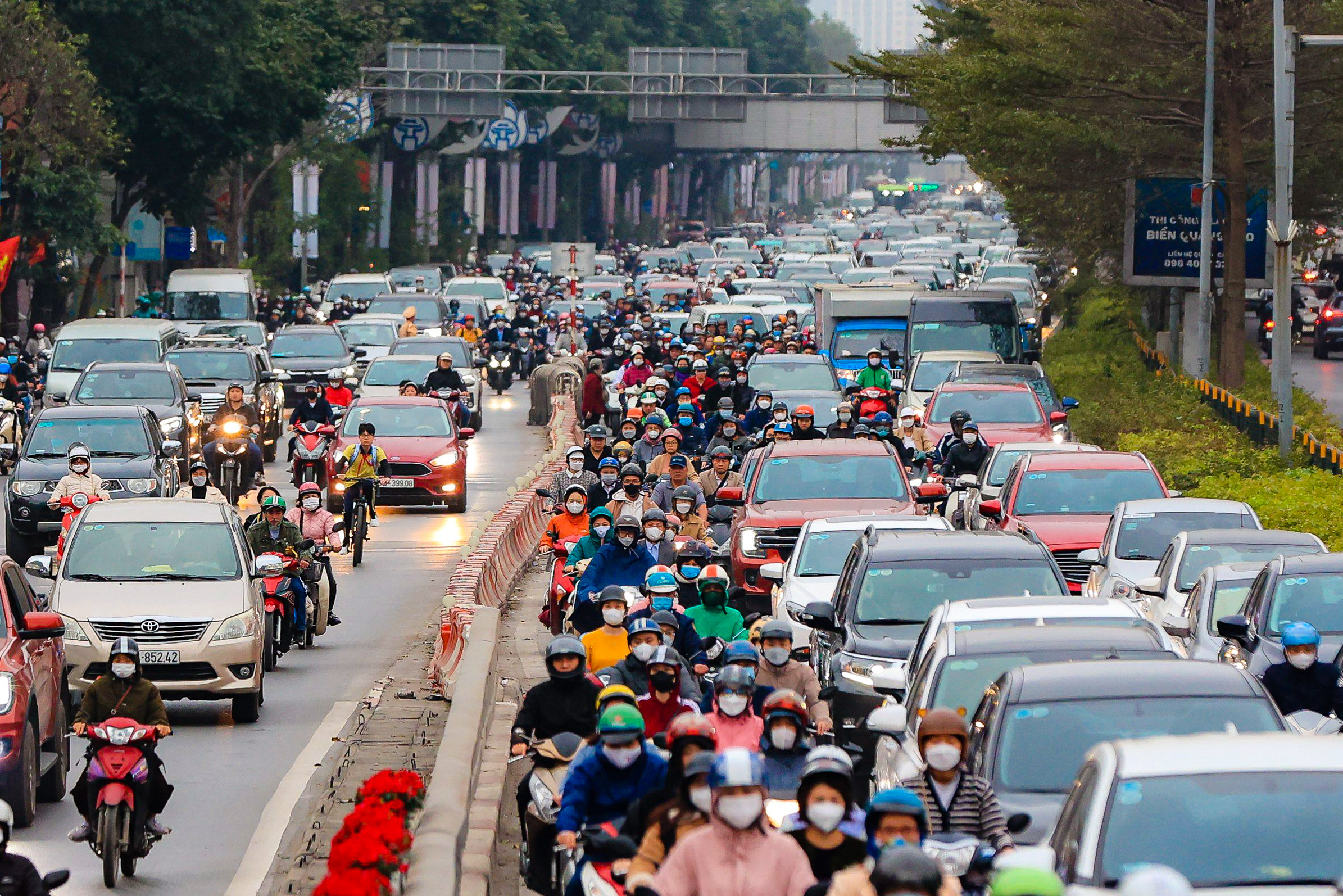 Giao th&ocirc;ng H&agrave; Nội &ugrave;n tắc ng&agrave;y đầu đi l&agrave;m sau kỳ nghỉ Tết- Ảnh 4.