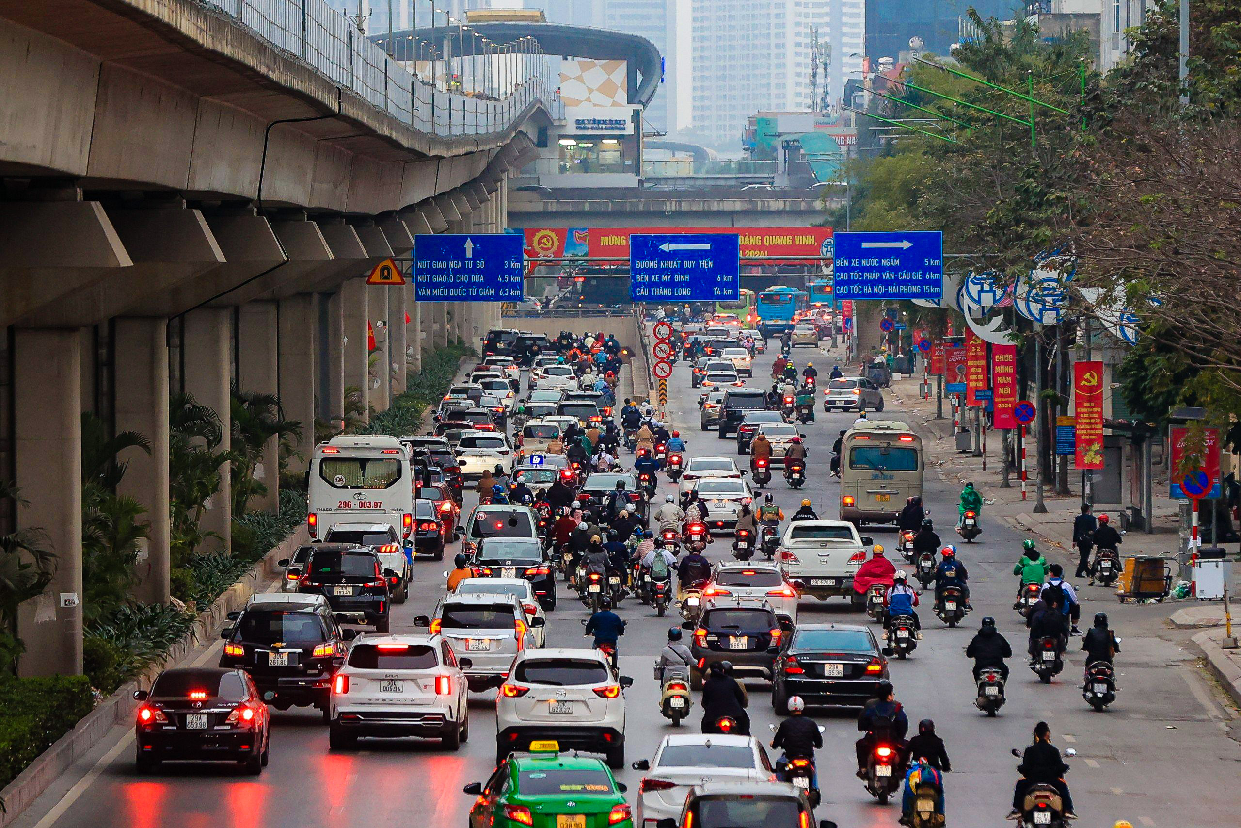 Giao th&ocirc;ng H&agrave; Nội &ugrave;n tắc ng&agrave;y đầu đi l&agrave;m sau kỳ nghỉ Tết- Ảnh 1.