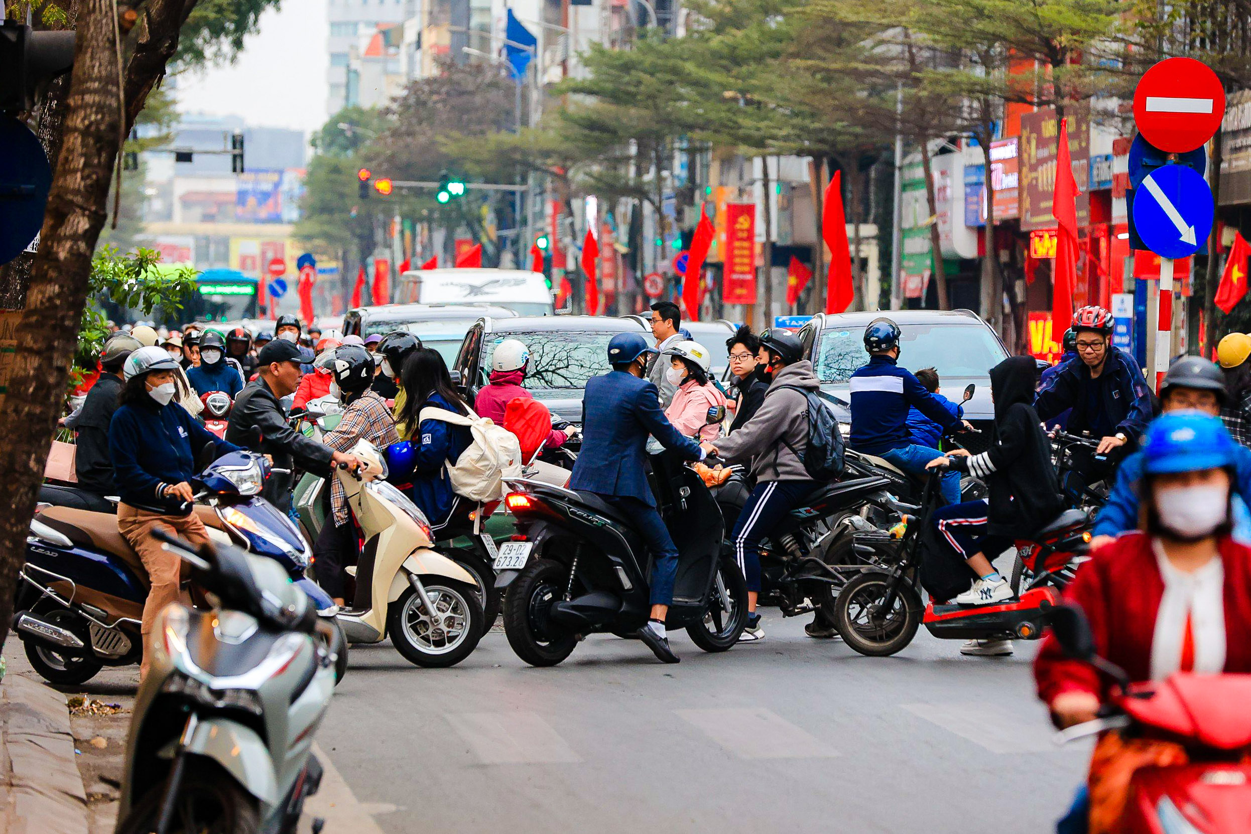 Giao th&ocirc;ng H&agrave; Nội &ugrave;n tắc ng&agrave;y đầu đi l&agrave;m sau kỳ nghỉ Tết- Ảnh 11.