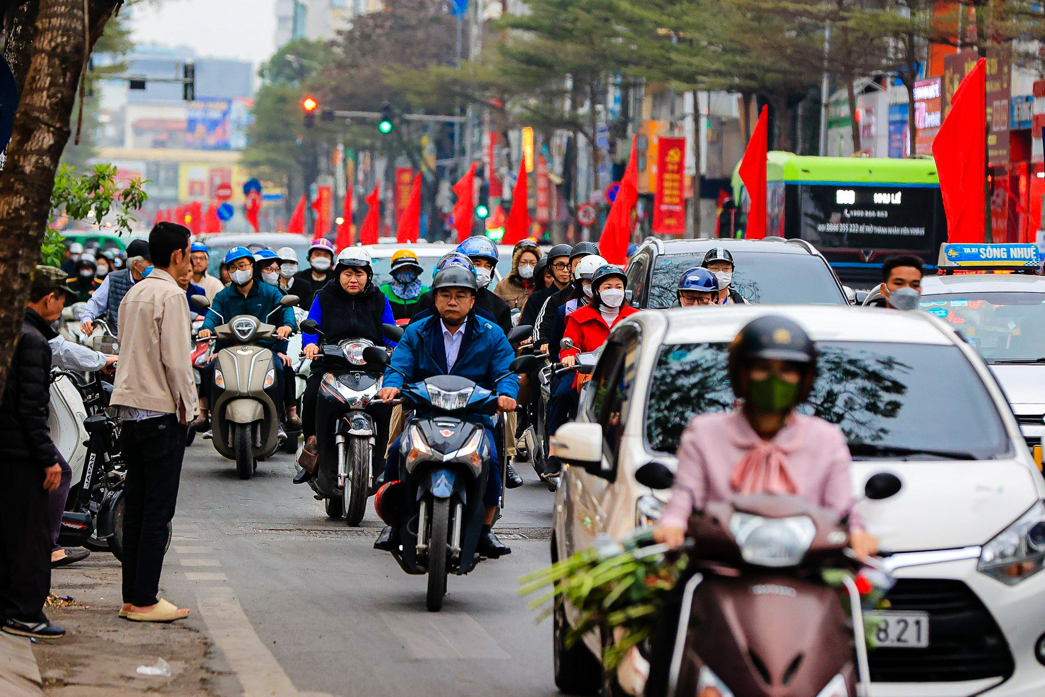 Giao th&ocirc;ng H&agrave; Nội &ugrave;n tắc ng&agrave;y đầu đi l&agrave;m sau kỳ nghỉ Tết- Ảnh 9.