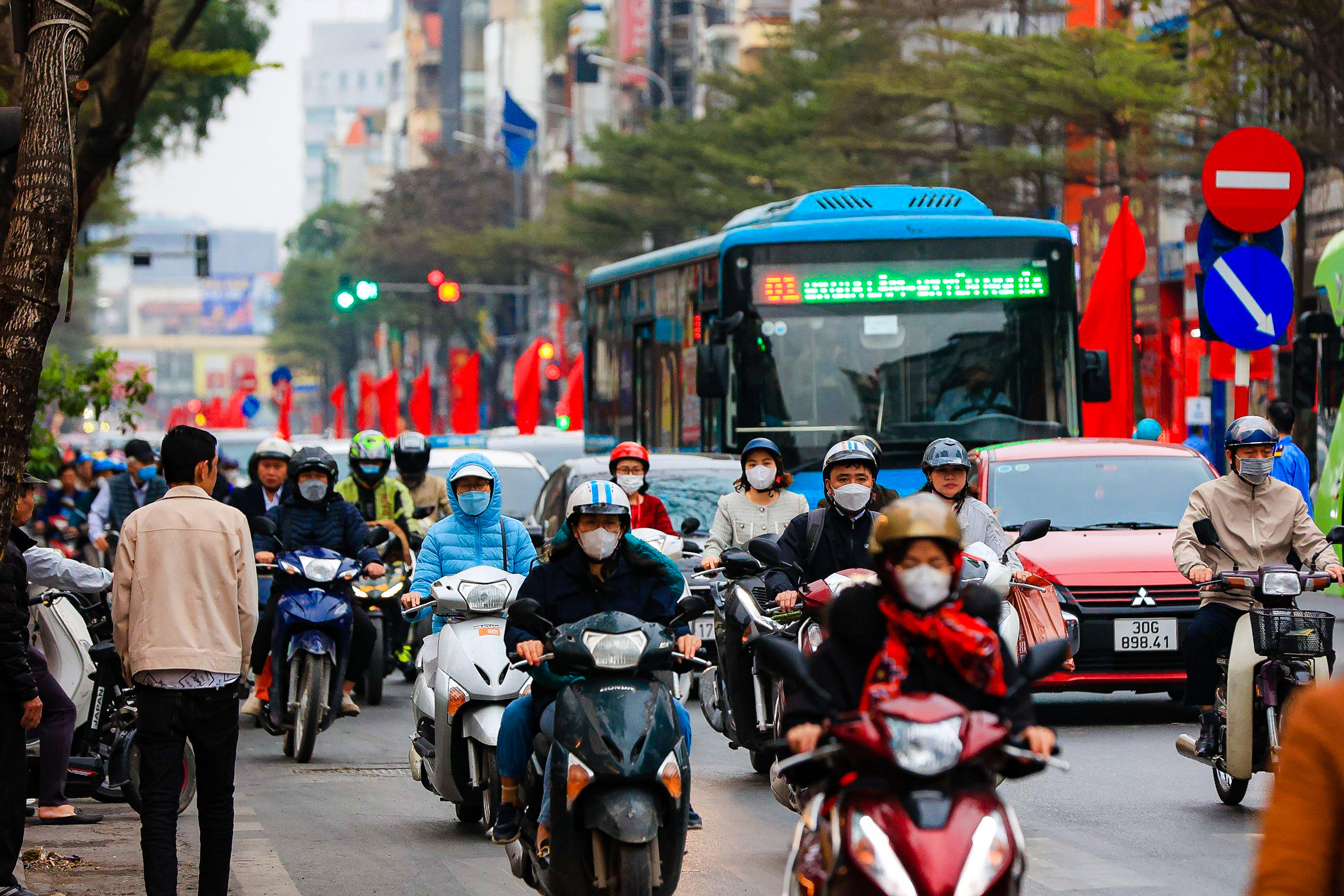 Giao th&ocirc;ng H&agrave; Nội &ugrave;n tắc ng&agrave;y đầu đi l&agrave;m sau kỳ nghỉ Tết- Ảnh 10.