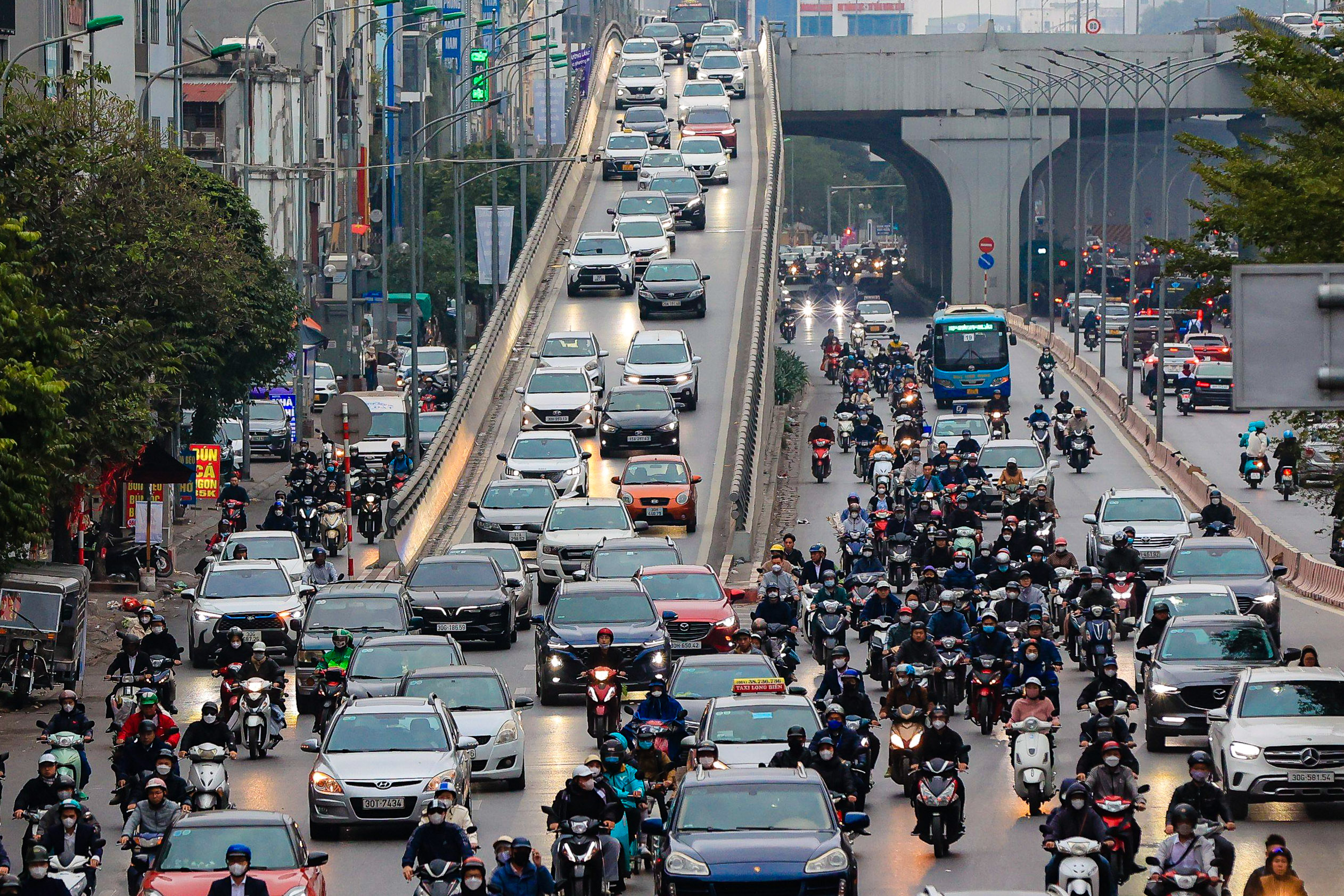 Giao th&ocirc;ng H&agrave; Nội &ugrave;n tắc ng&agrave;y đầu đi l&agrave;m sau kỳ nghỉ Tết- Ảnh 8.