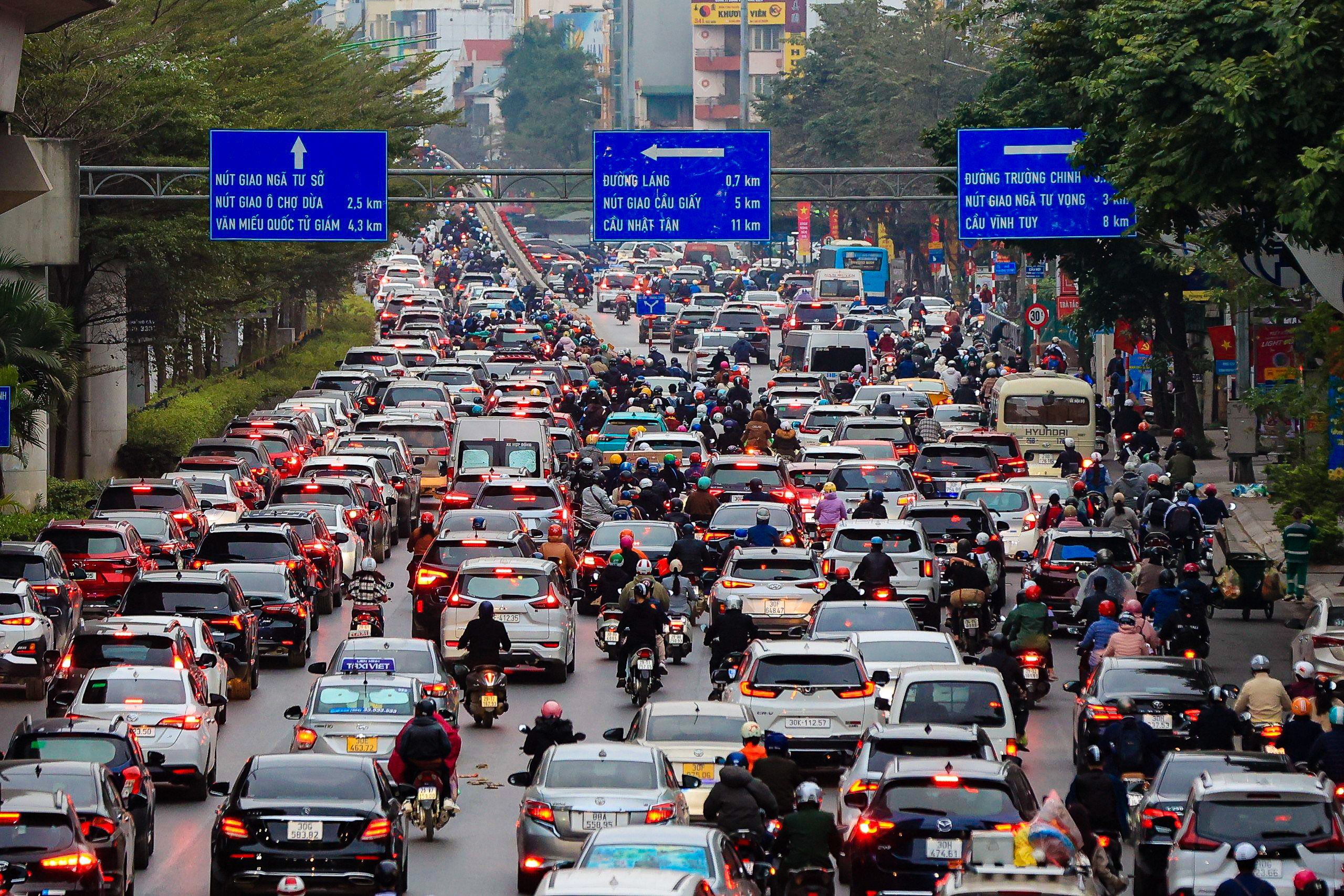 Giao th&ocirc;ng H&agrave; Nội &ugrave;n tắc ng&agrave;y đầu đi l&agrave;m sau kỳ nghỉ Tết- Ảnh 6.