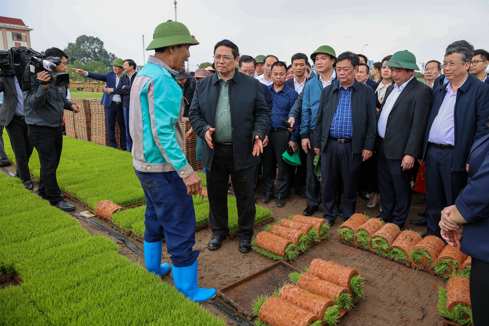 Thủ tướng xuống đồng cấy l&uacute;a, l&igrave; x&igrave; cho b&agrave; con n&ocirc;ng d&acirc;n- Ảnh 3.