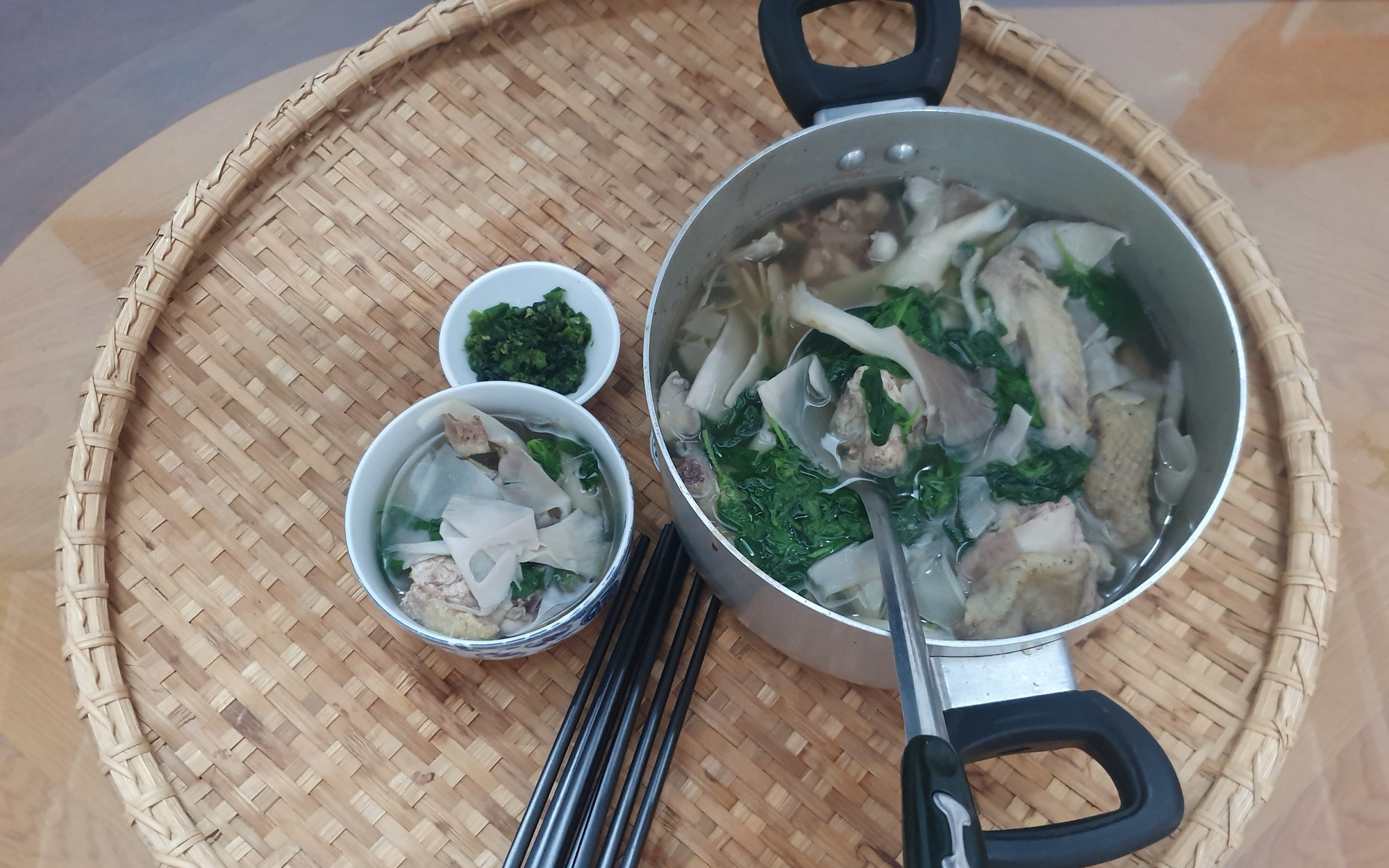 Thưởng thức lẩu gà lá é chính gốc Phú Yên