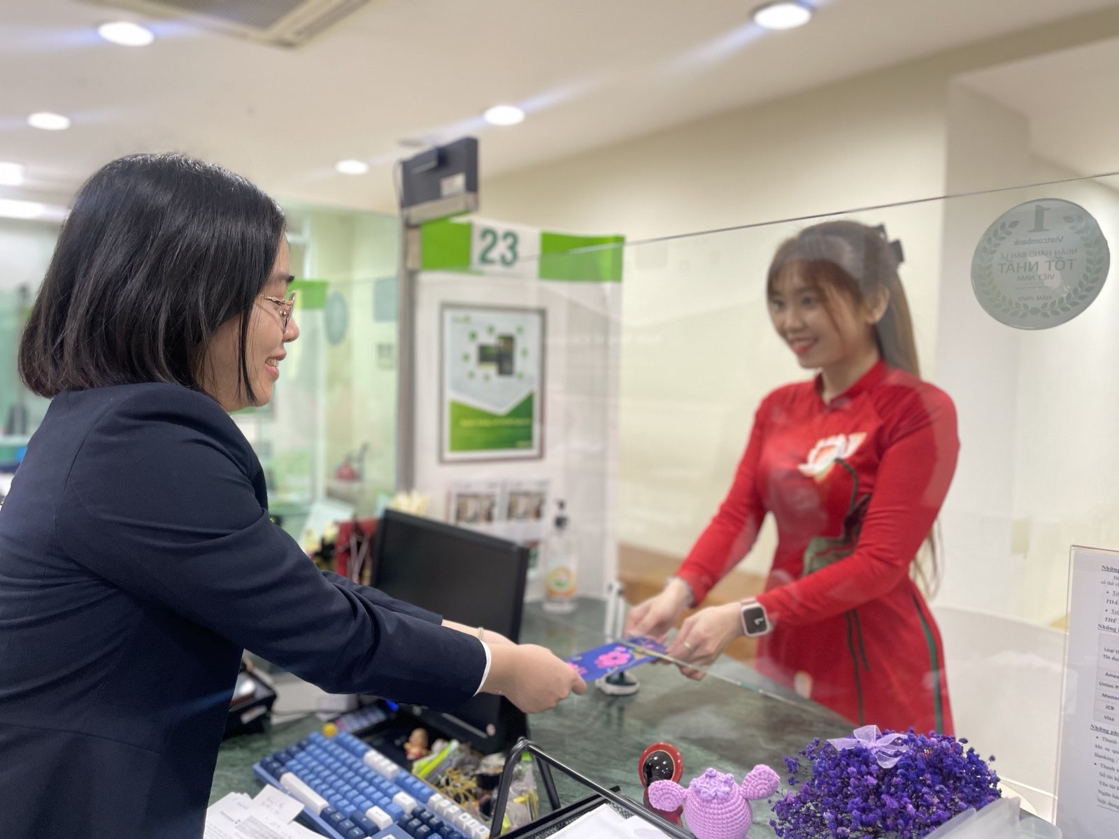 Ng&agrave;y giao dịch đầu ti&ecirc;n năm Gi&aacute;p Th&igrave;n, ng&acirc;n h&agrave;ng tranh đua l&igrave; x&igrave; kh&aacute;ch h&agrave;ng- Ảnh 2.
