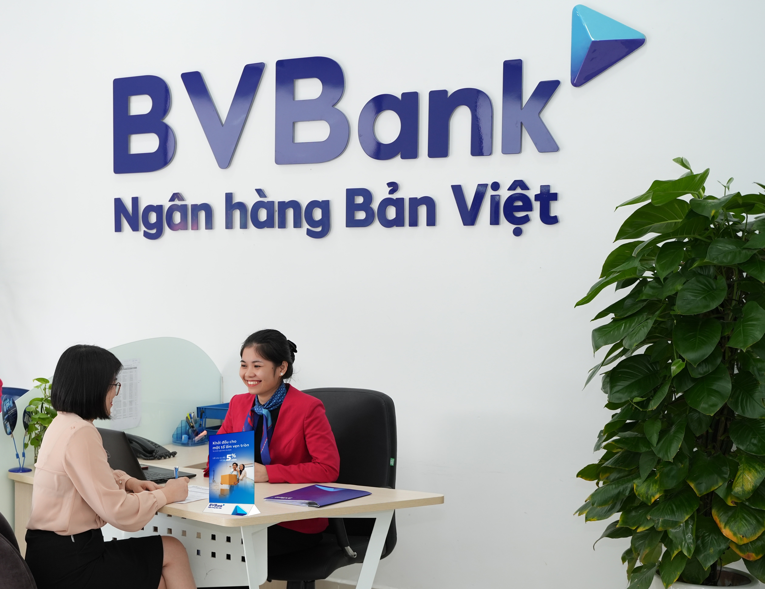 Ng&agrave;y giao dịch đầu ti&ecirc;n năm Gi&aacute;p Th&igrave;n, ng&acirc;n h&agrave;ng tranh đua l&igrave; x&igrave; kh&aacute;ch h&agrave;ng- Ảnh 1.