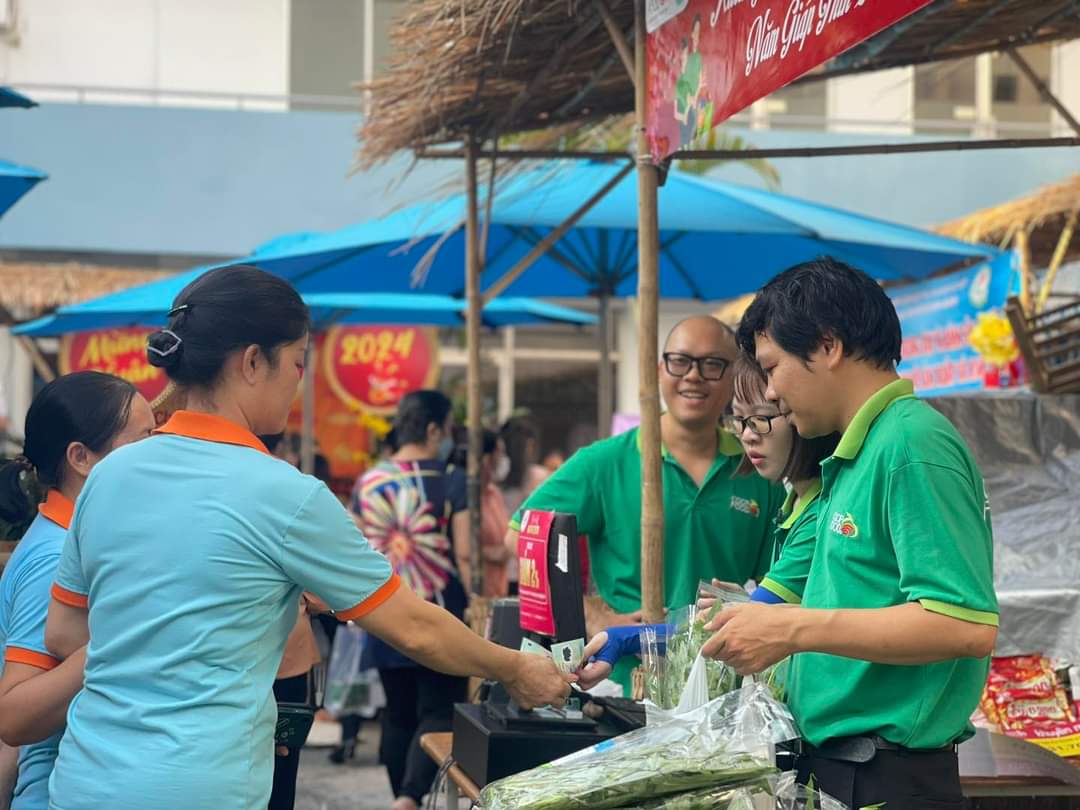 L&atilde;nh đạo TP HCM thăm v&agrave; ch&uacute;c Tết tại Saigon Co.op v&agrave; Satra - Ảnh 2.