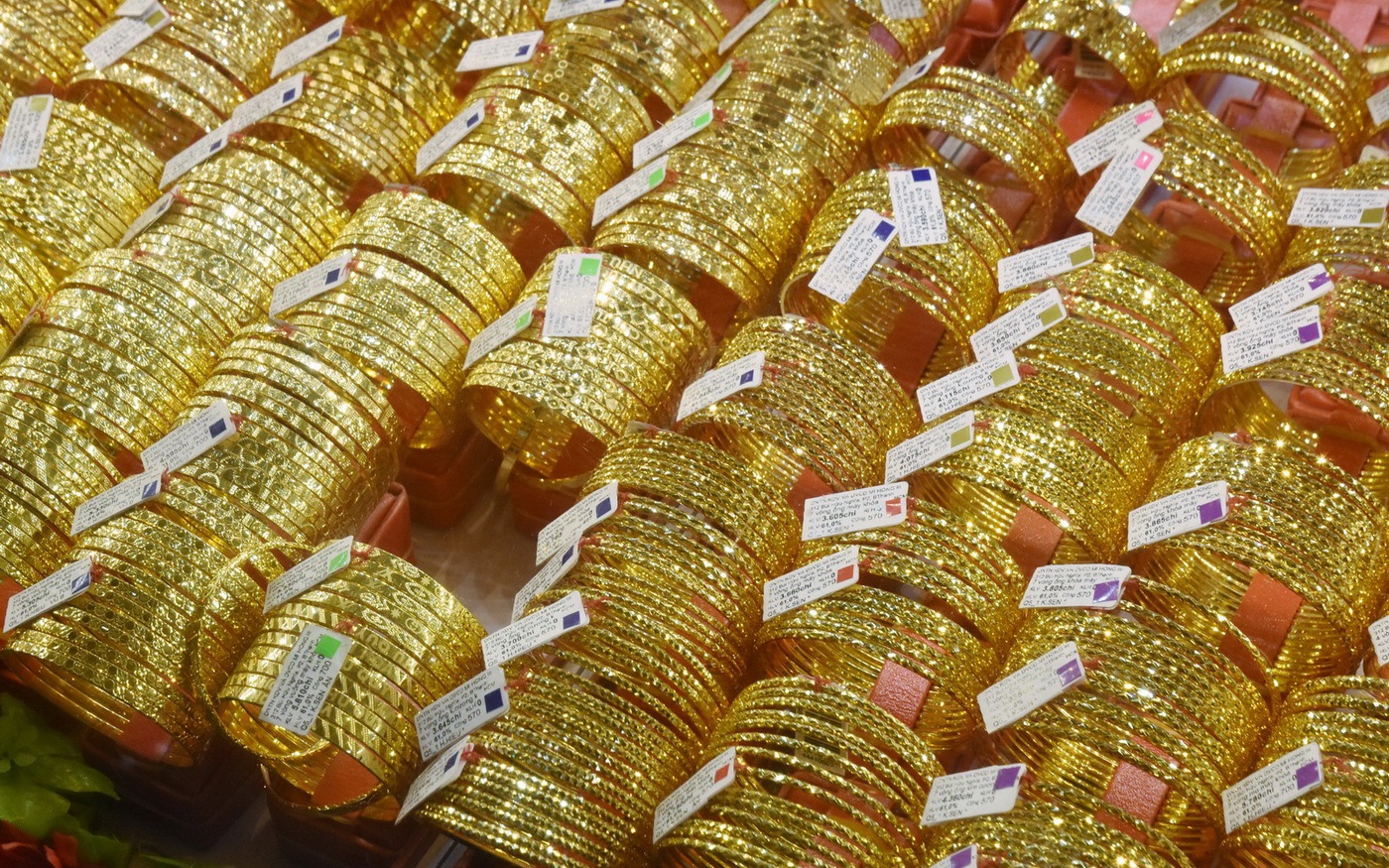Giá vàng SJC tiếp tục "rơi tự do"