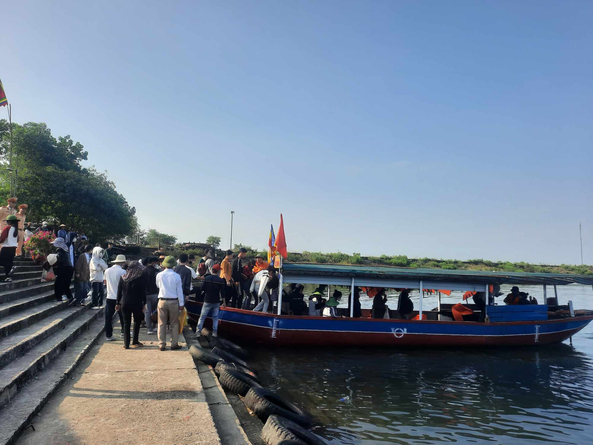 Hàng ngàn người trẩy hội chùa Hương - Hoan Châu đệ nhất danh lam- Ảnh 6.