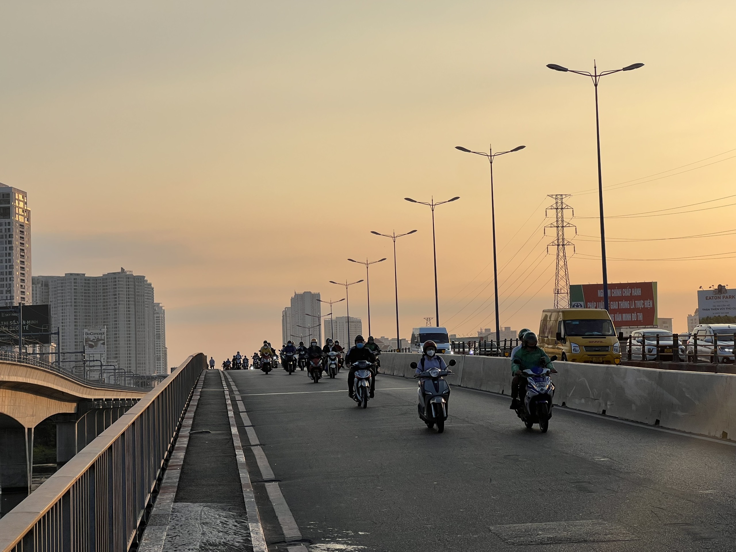 Hình ảnh cửa ngõ phía Đông TP HCM trong ngày đầu sau kỳ nghỉ Tết- Ảnh 1.