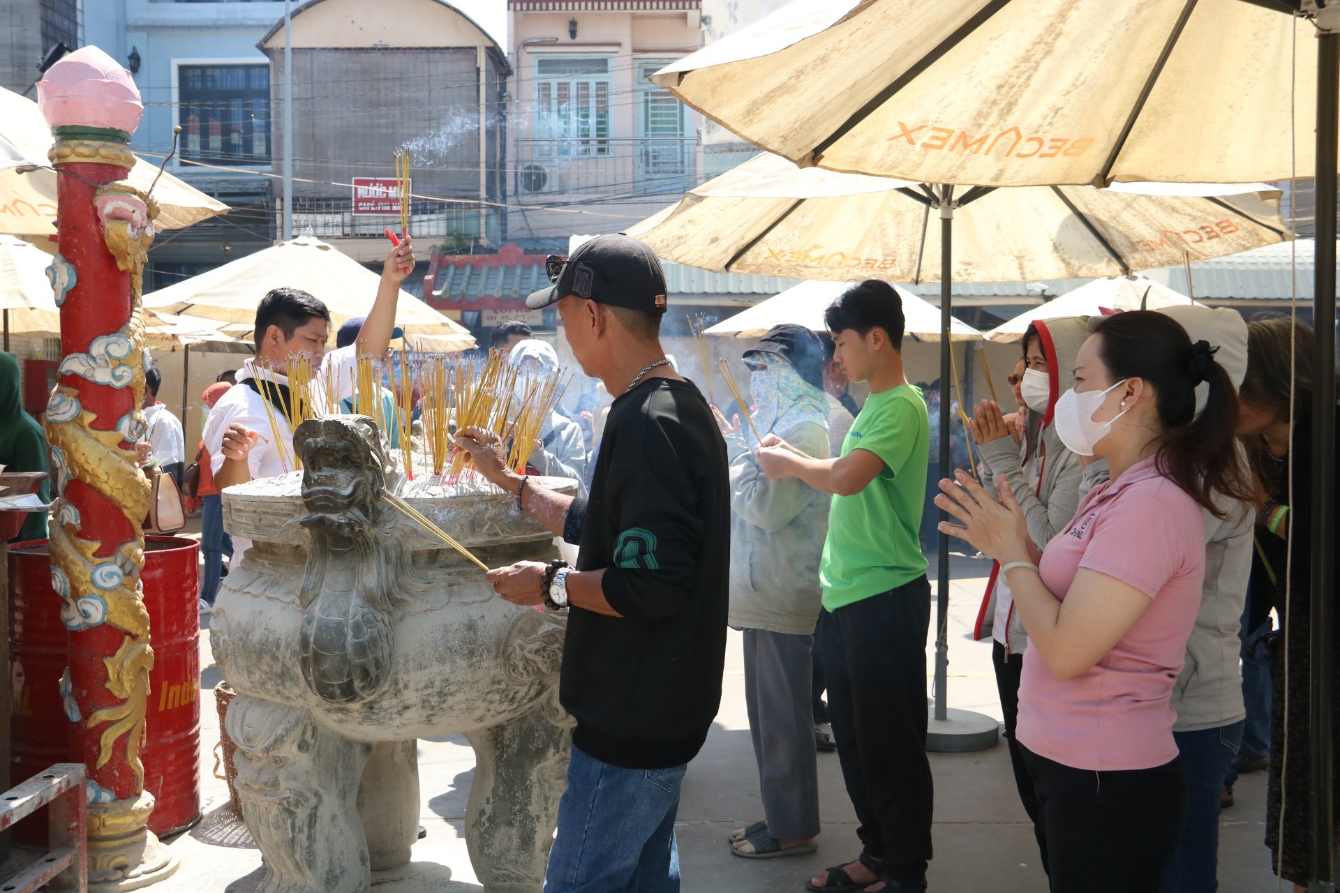 Đầu năm, về Bình Dương đi viếng Chùa Bà Thiên Hậu- Ảnh 1.