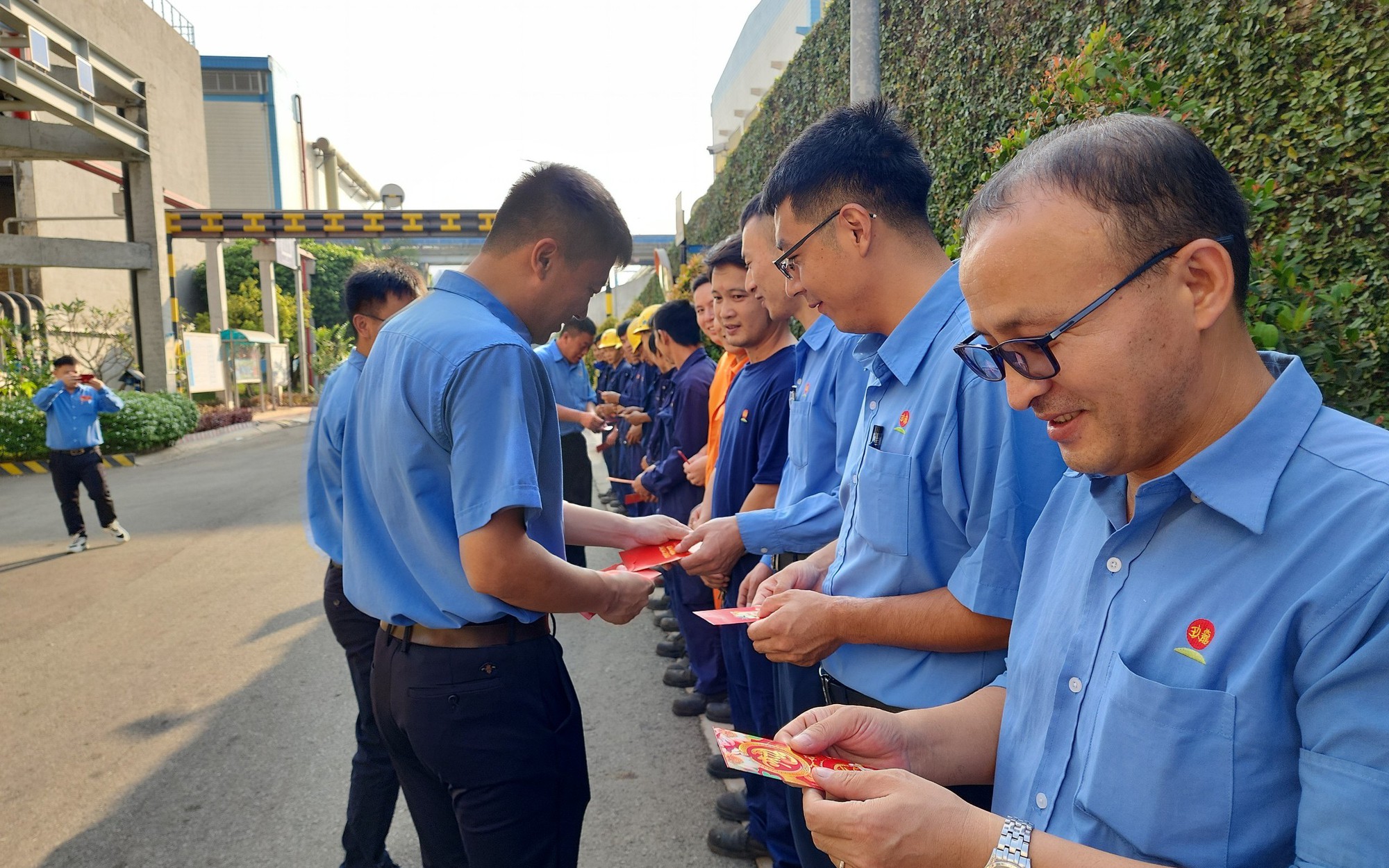 C&ocirc;ng nh&acirc;n được l&igrave; x&igrave; ng&agrave;y đầu đi l&agrave;m, doanh nghiệp th&ocirc;ng b&aacute;o tuyển dụng số lượng lớn