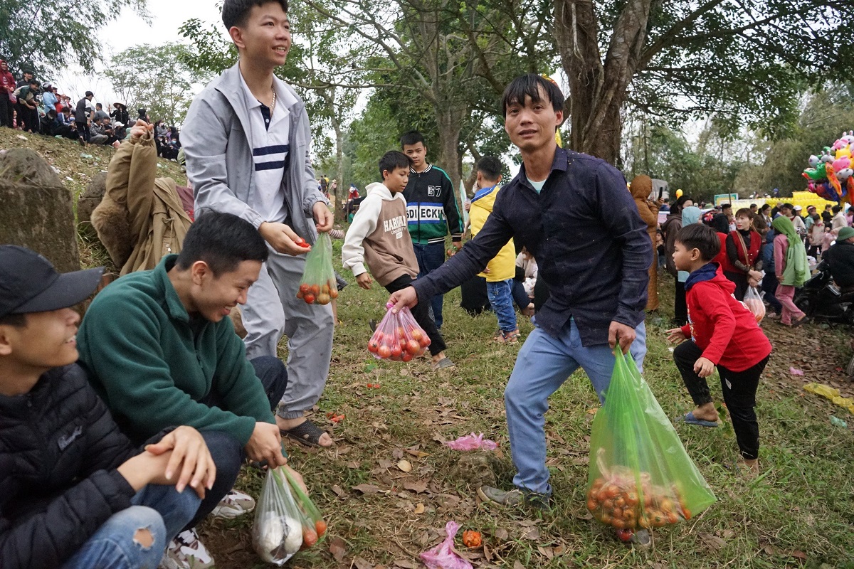 Cận cảnh phiên chợ "choảng nhau" để cầu may ở Thanh Hóa- Ảnh 8.