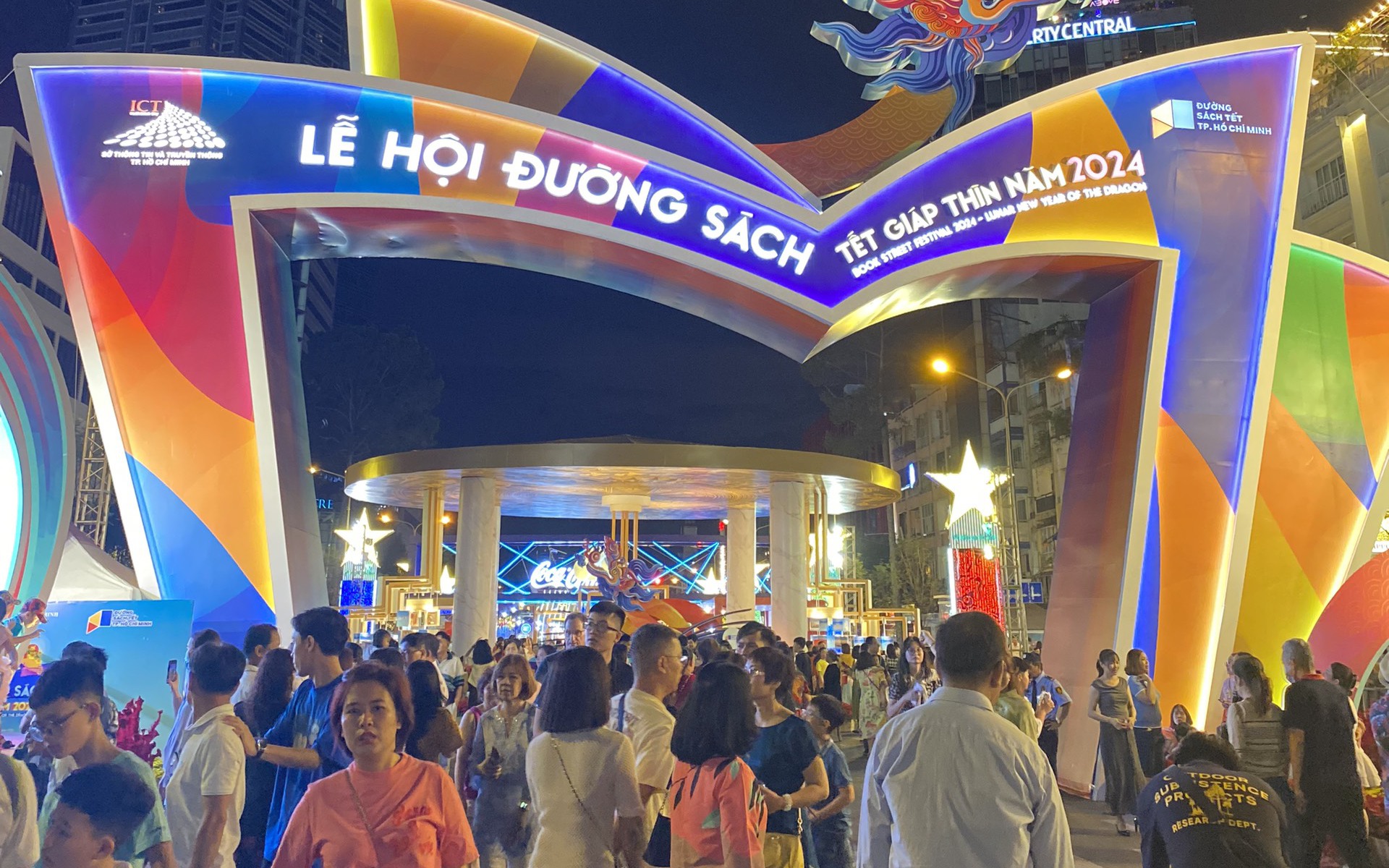 Lễ hội Đường Sách Tết Giáp Thìn thu hút trên 1 triệu lượt khách