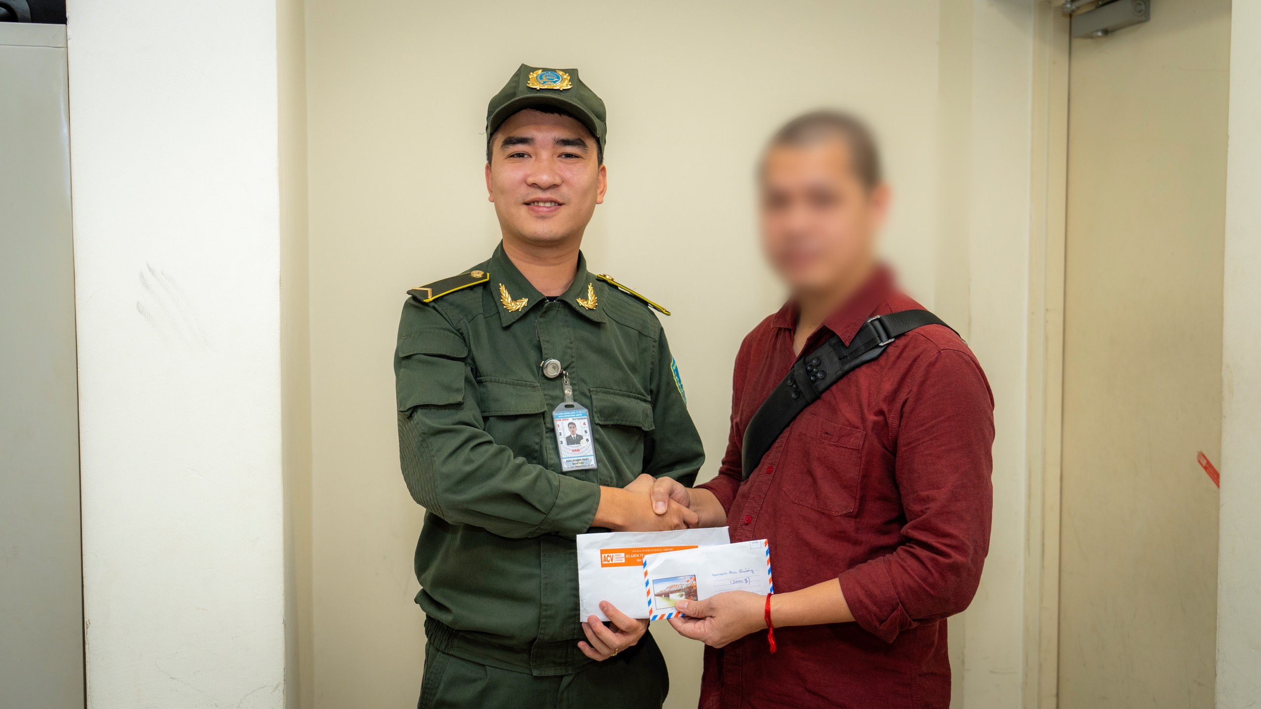Anh Đào Quang Phát - Nhân viên An ninh cơ động Nội Bài khẩn trương phối hợp với Tổ giám sát camera an ninh để kịp thời tiếp cận hành khách