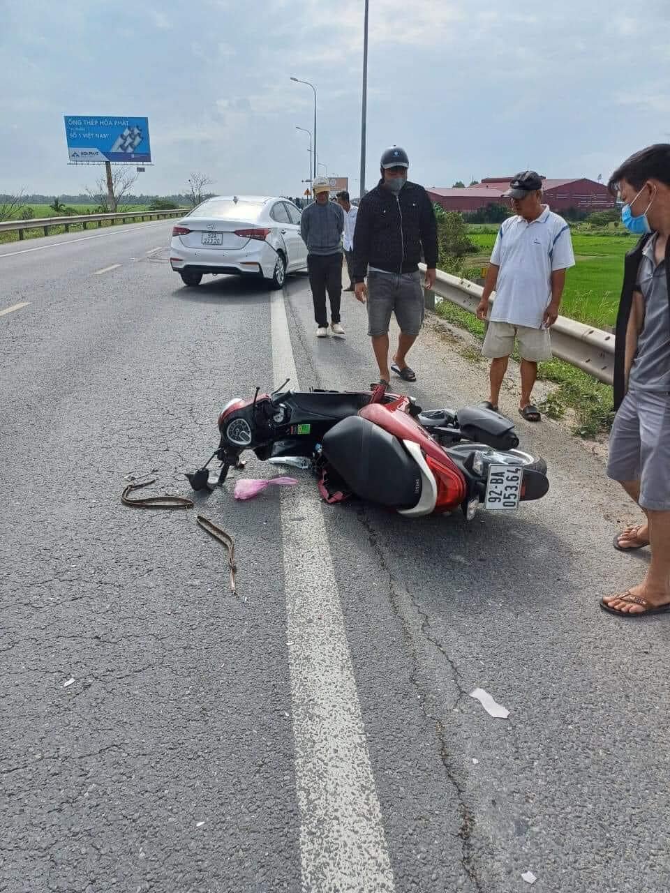 Tai nạn nghi&ecirc;m trọng ở Quảng Nam, &ocirc; t&ocirc; t&ocirc;ng văng 3 người đi xe m&aacute;y- Ảnh 3.