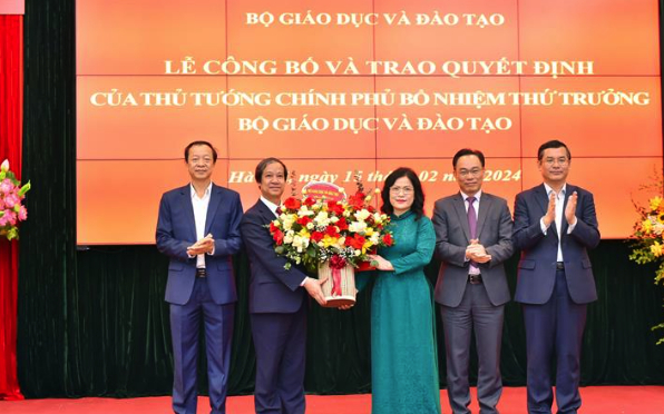 Trao quyết định Thủ tướng bổ nhiệm nữ Thứ trưởng Bộ GD-ĐT