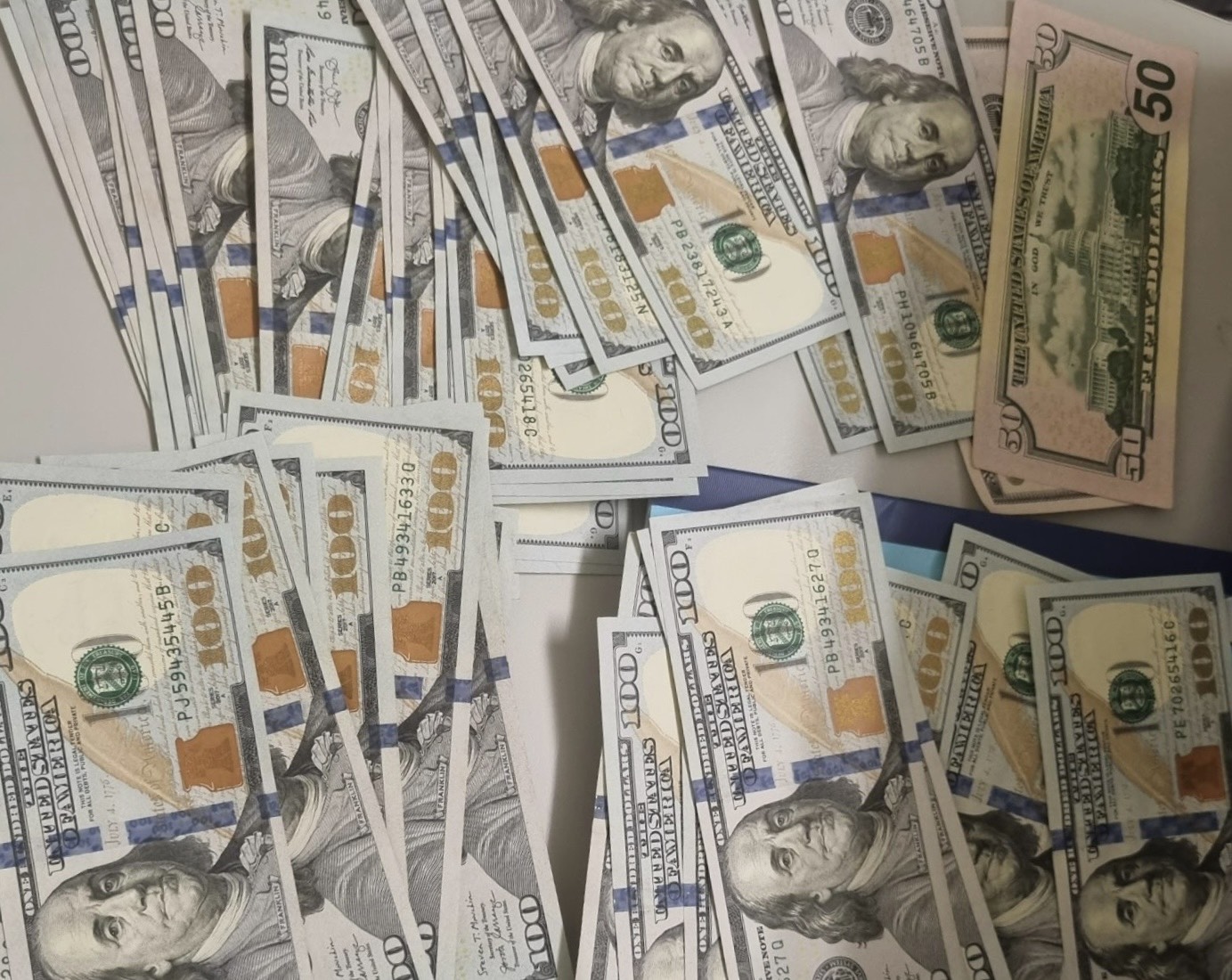 Chiếc túi bị bỏ quên chứa 4.300 USD